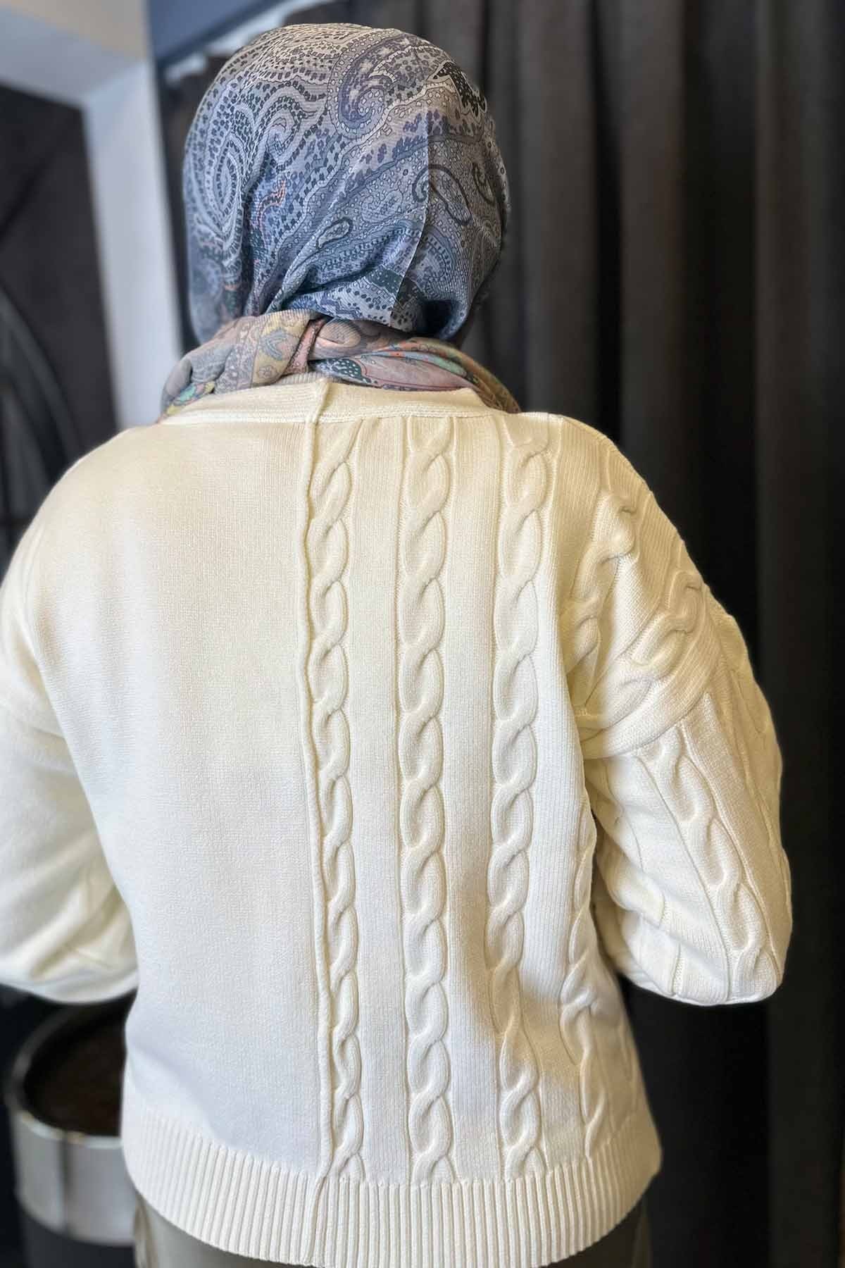 DÜĞME DETAYLI TRİKO HIRKA