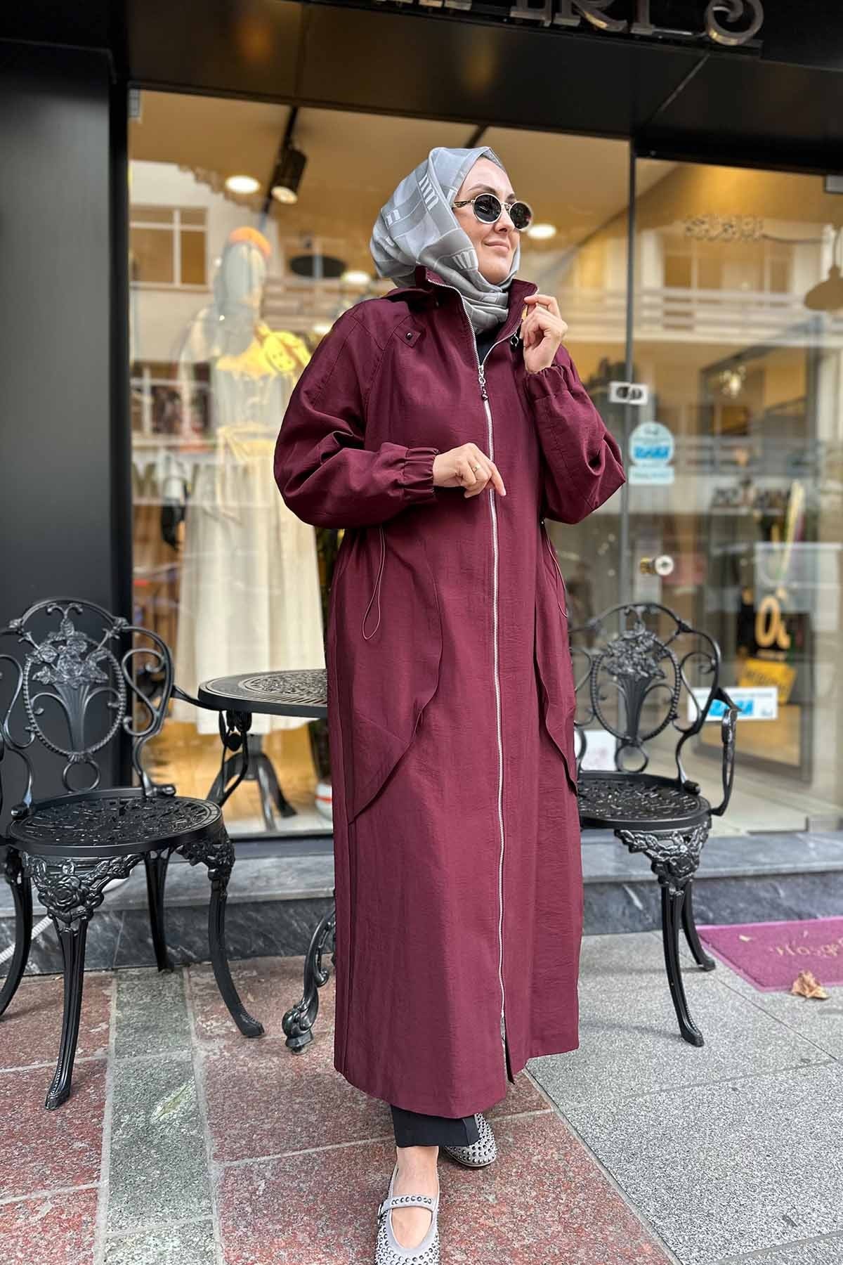 YANLARI ALLERLİ KAPÜŞONLU TRENÇKOT