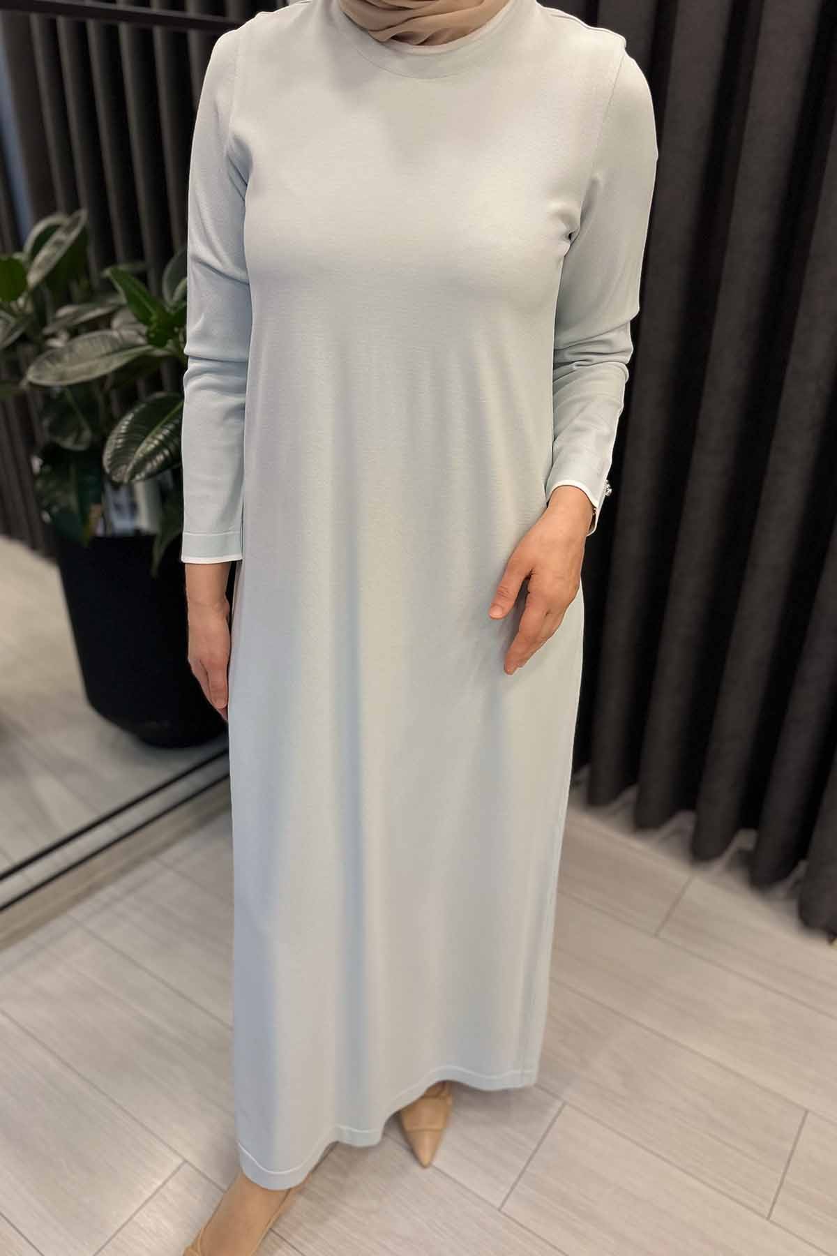 YAKASI VE BİLEGİ ÇİZGİLİ ELBİSE
