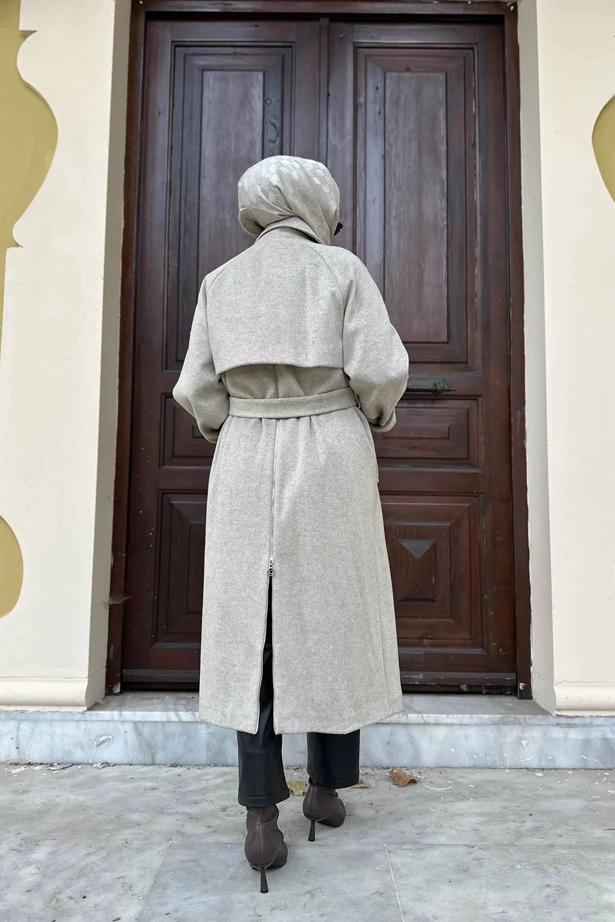 ARKASI FERMUAR DETAYLI KAŞE KABAN