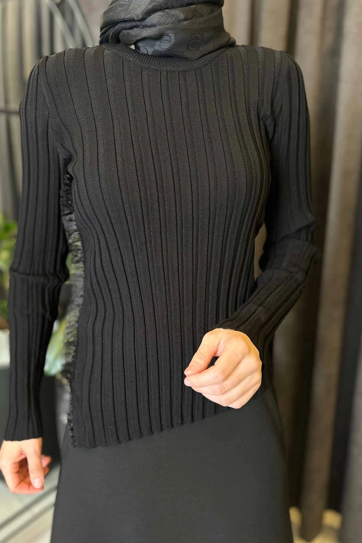 BİSİKLET YAKA YANI KUMAŞ DETAYLI TRİKO