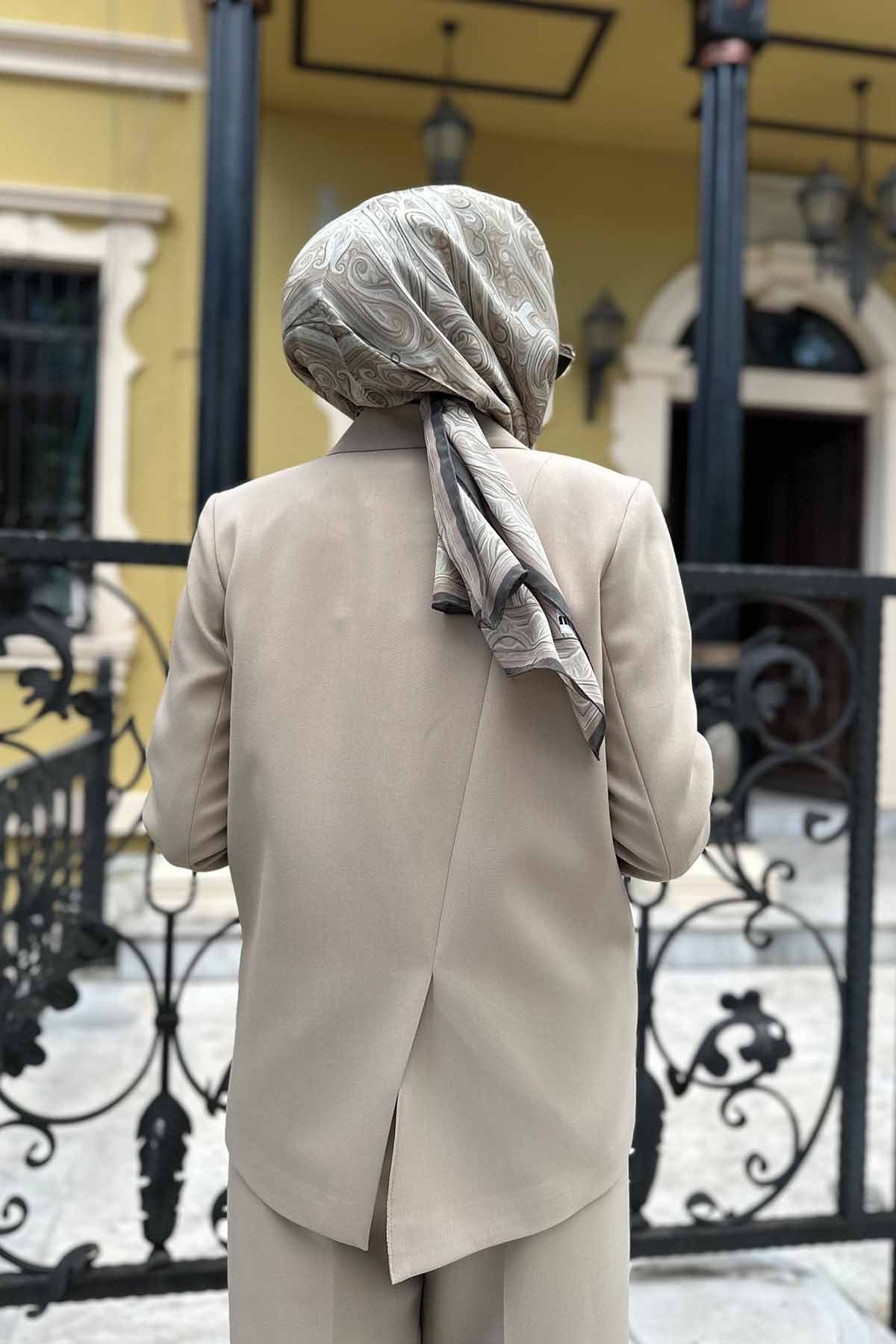 ARKASI YIRTMAÇ DETAYLI BLAZER