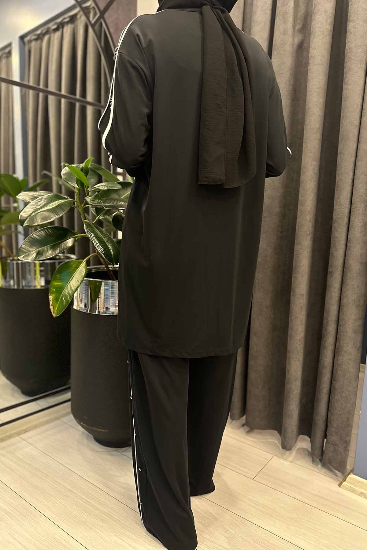 KOLLARI VE PANTOLONUNUN YANLARI GARNİ VE AKSESUAR DETAYLI BAMBU PANTOLONLU TAKIM