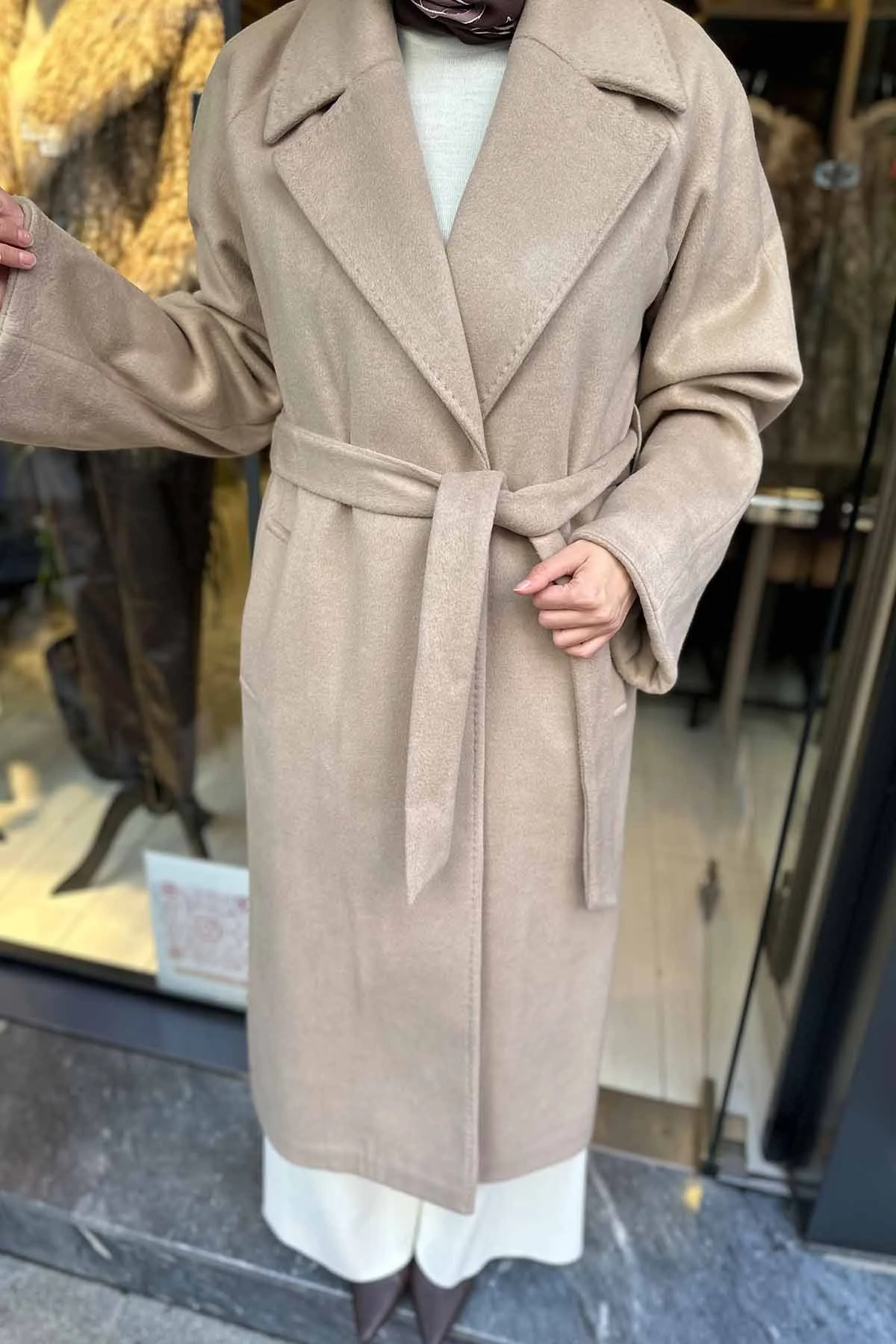 ARKASI FERMUAR DETAYLI KAŞE KABAN