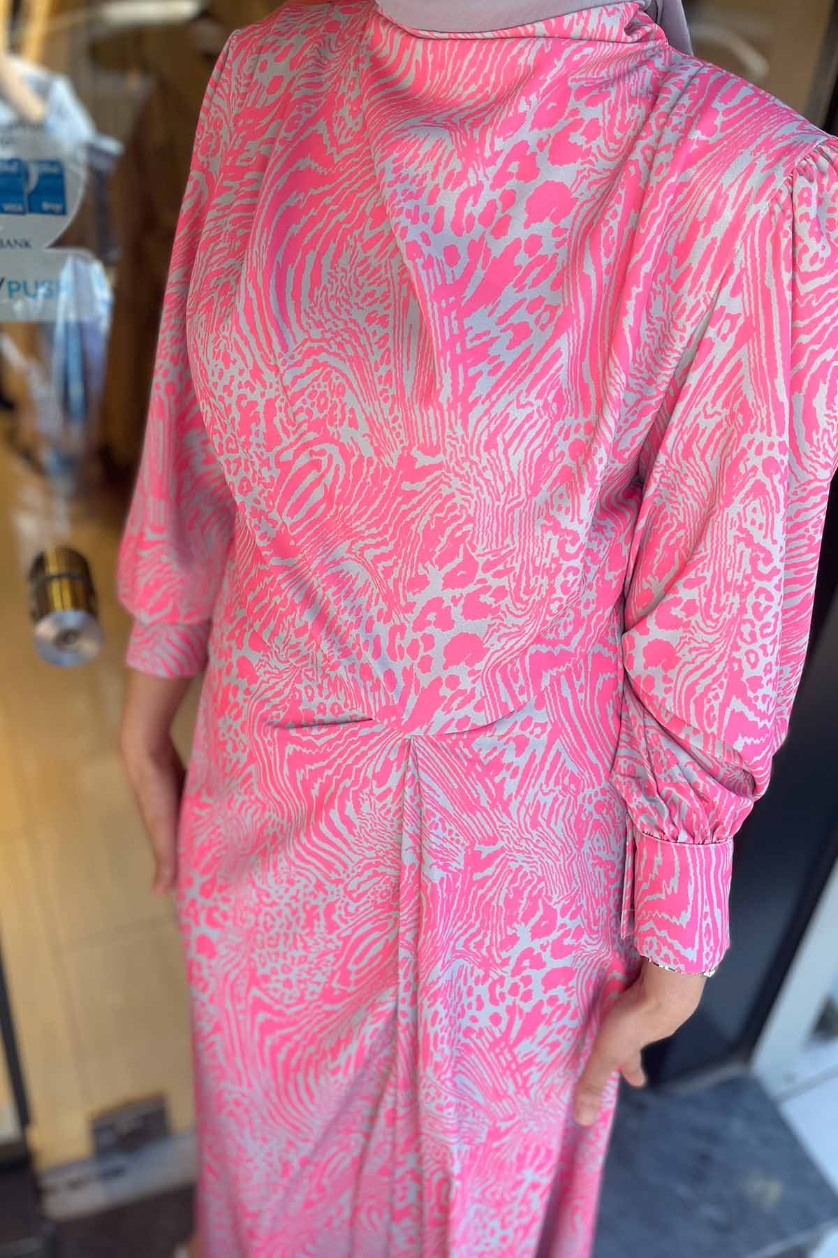 DESENLİ DRAPE DETAYLI ELBİSE