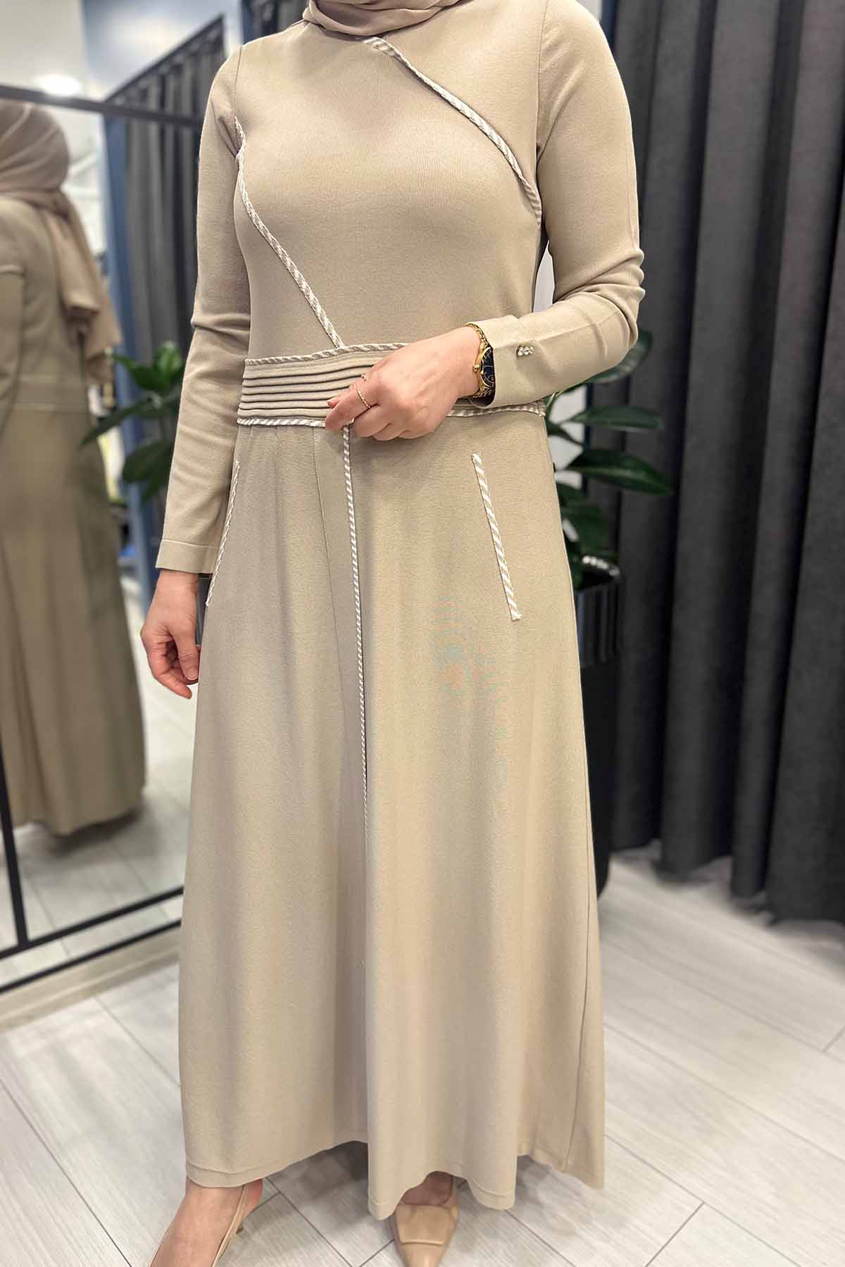 BEL KISMI BEKLEME DETAYLI ELBİSE