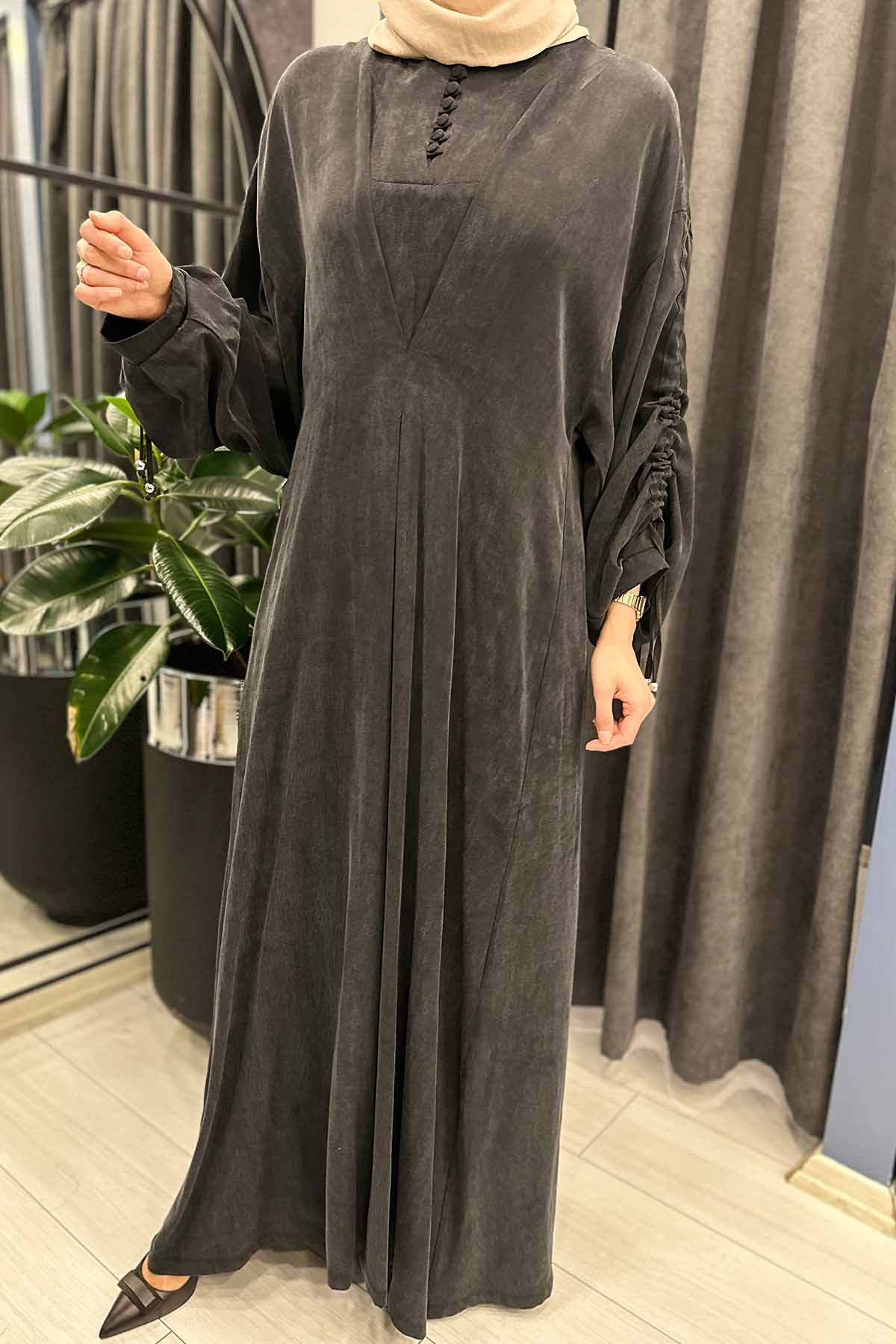 KOLLARI BÜZGÜ DETAYLI ÖNDEN 6 DÜĞMELİ İPEK KUPRA ELBİSE