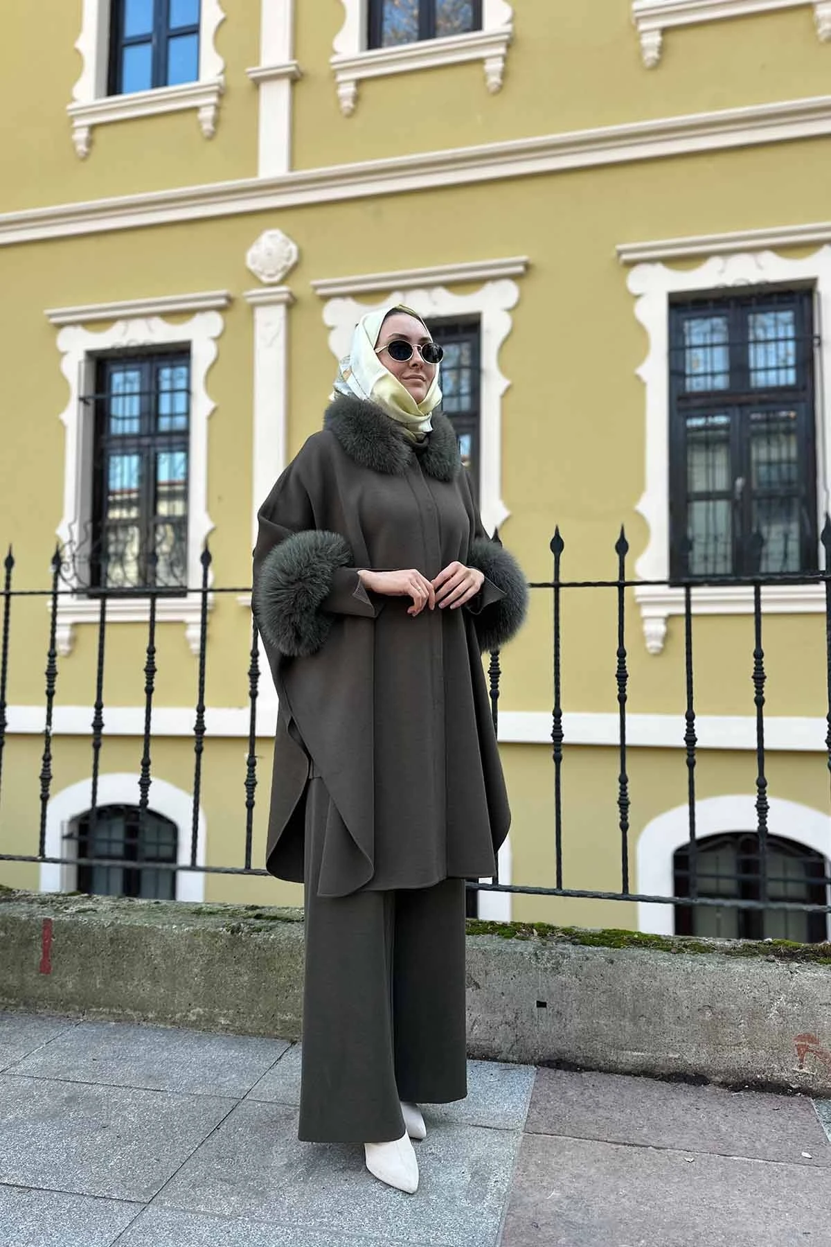 KÜRK DETAYLI TRİKO PANÇO - TAUPE