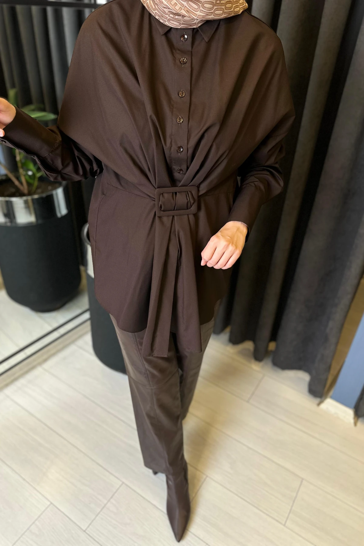 BELİ TOKALI DRAPELİ BOL GÖMLEK