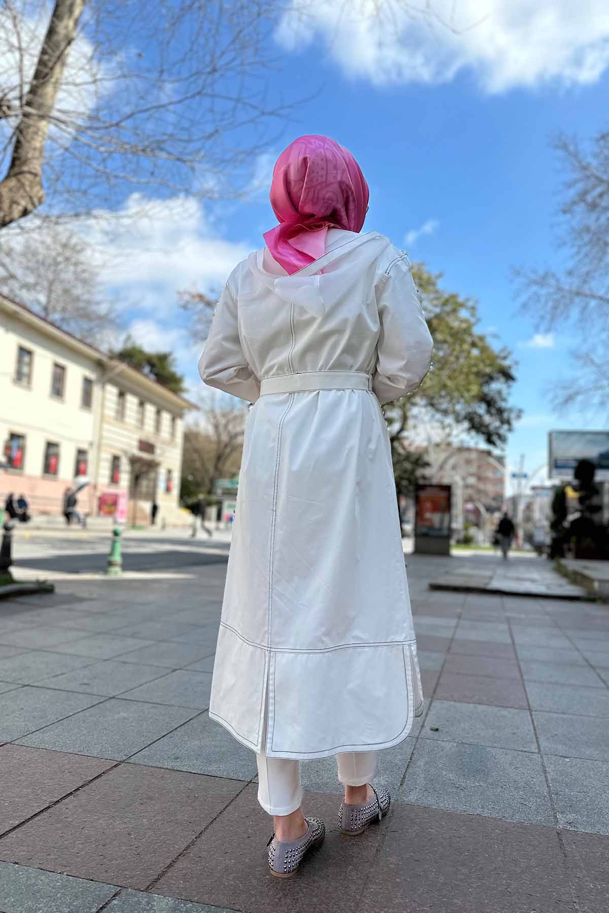 ÖNÜ RENKLİ FERMUARLI ORGANZE KAPÜŞONLU TRENÇ KAP