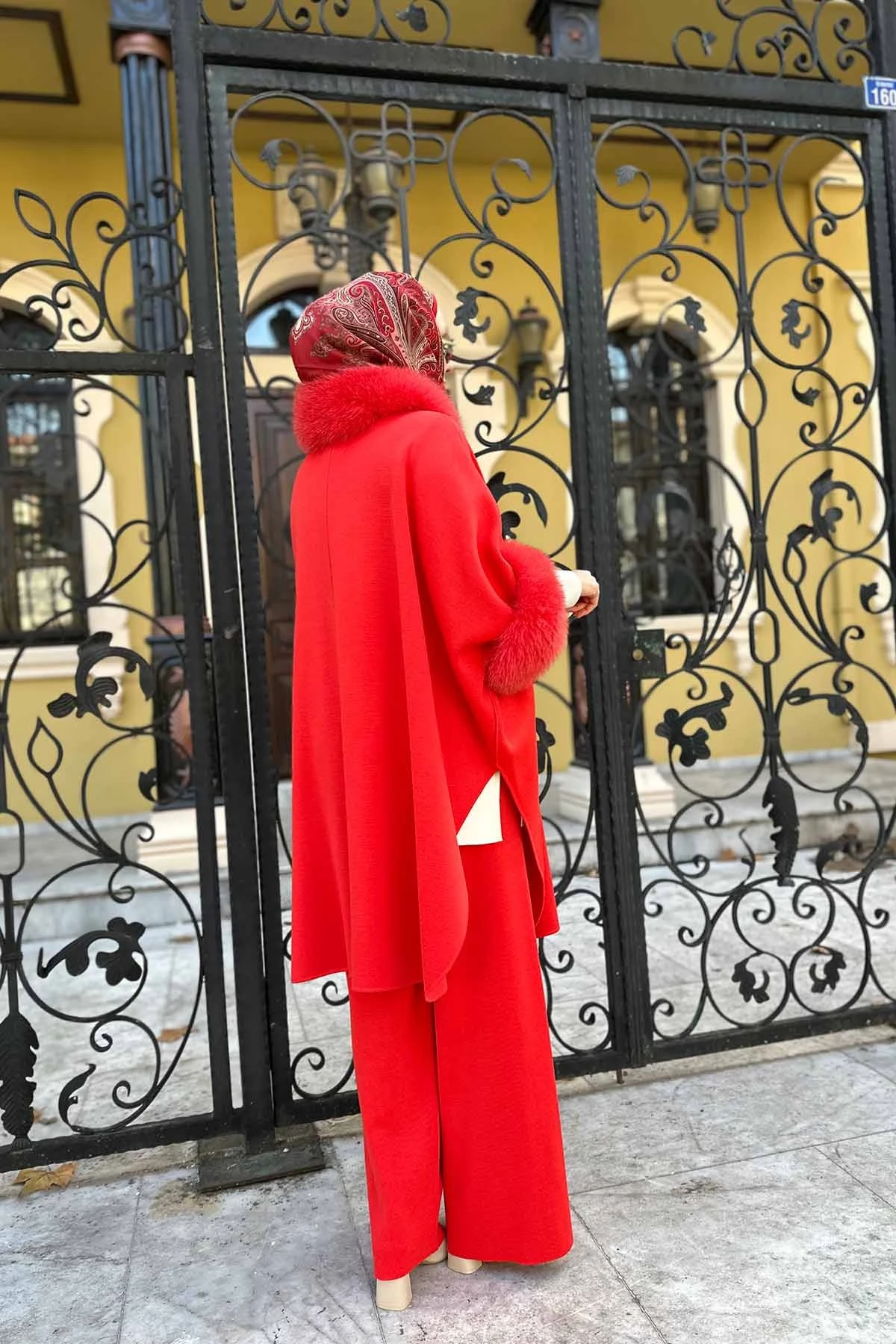 KÜRK DETAYLI TRİKO PANÇO