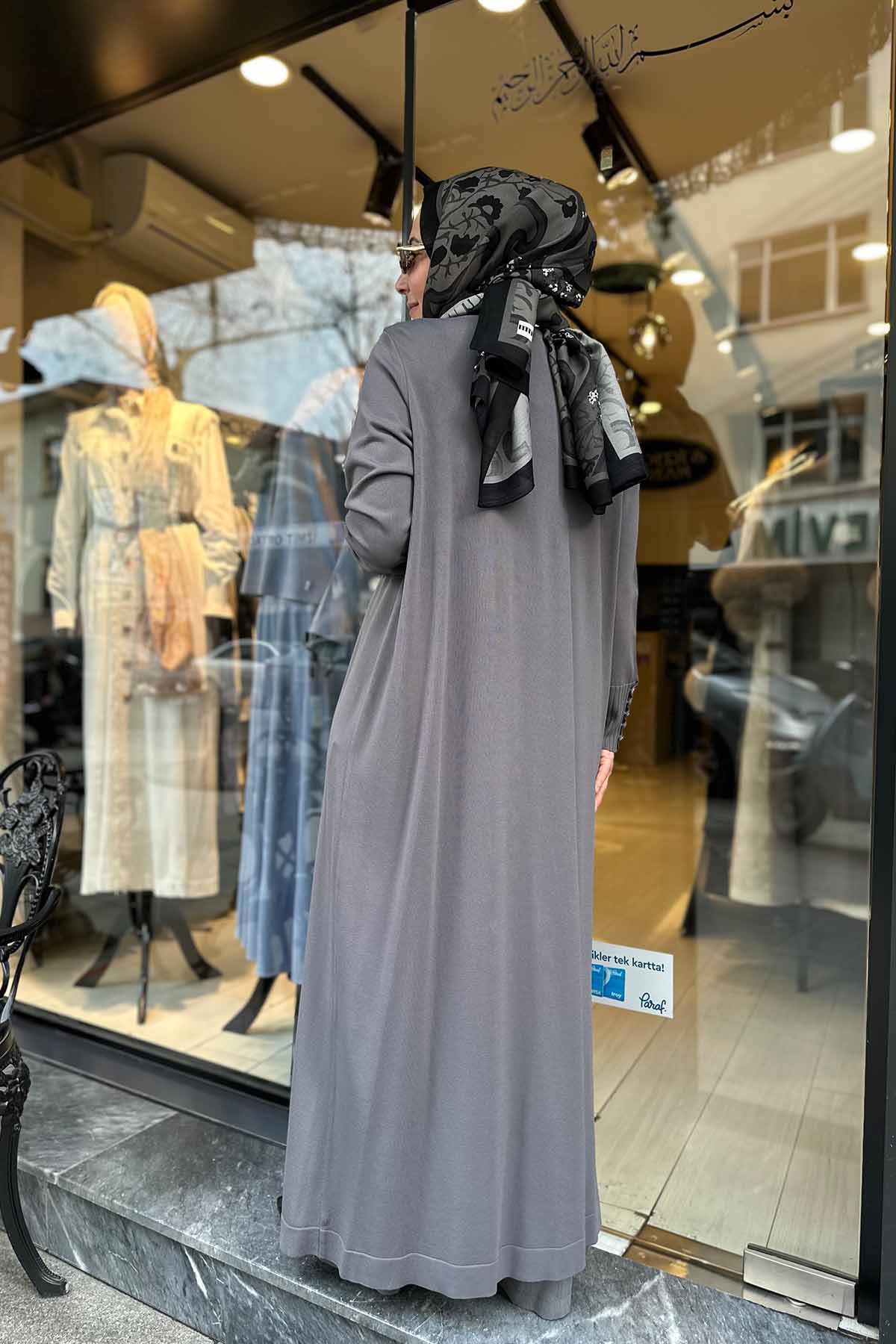 YUVARLAK YAKA DÜĞMELİ UZUN HIRKA