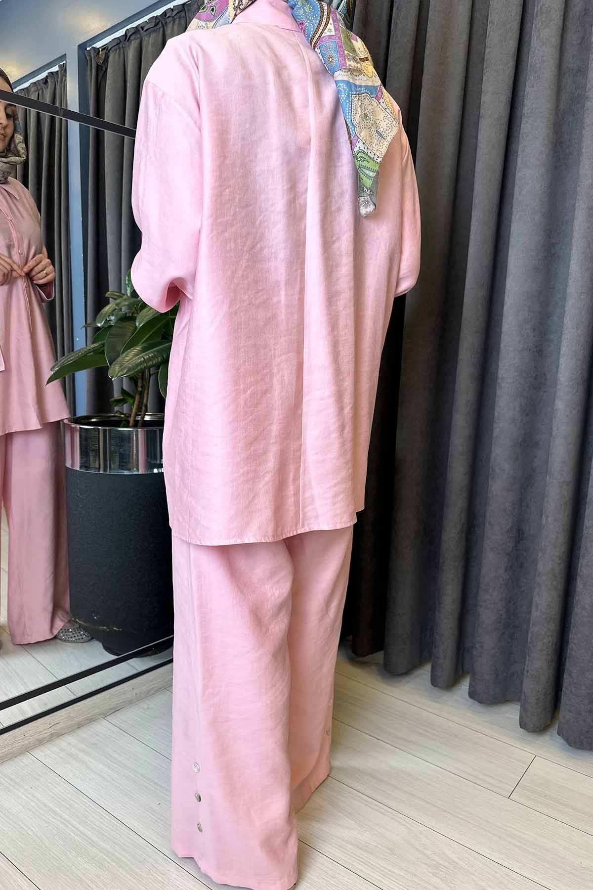 TUNİĞİNİN VE PANTOLONUNUN ÖNÜ SEDEF AKSESUARLI PANTOLONLU PASION TAKIM
