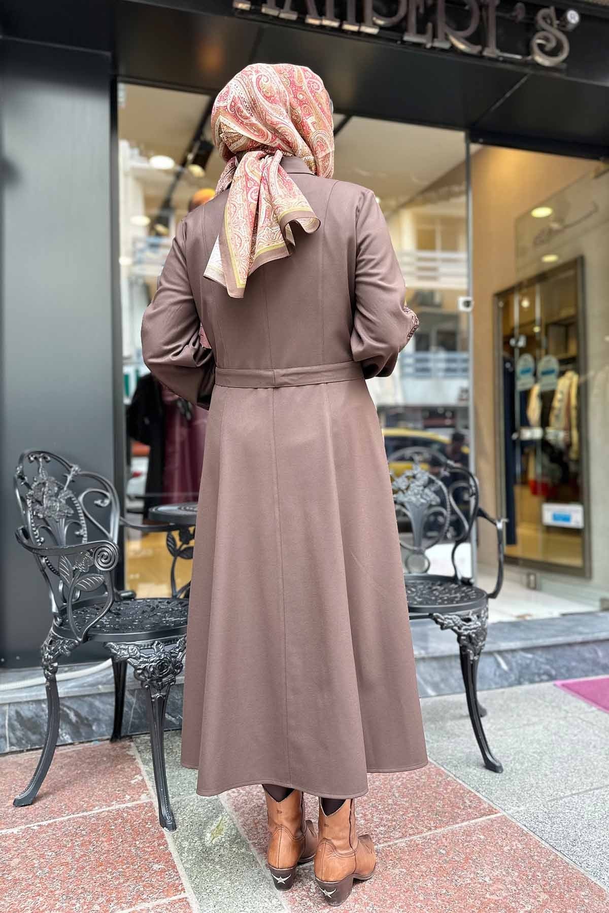 KOLU NAKIŞ DETAYLI ELBİSE