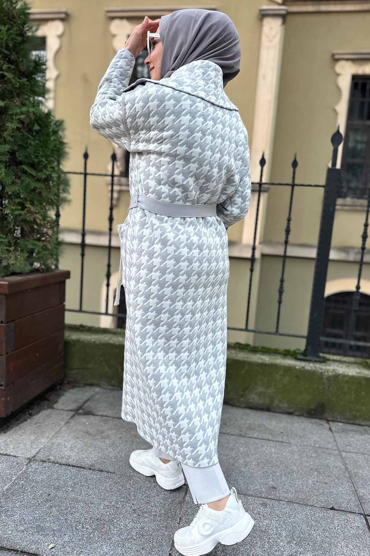 KAZ AYAĞI DESENLİ KAPİTONE HIRKA