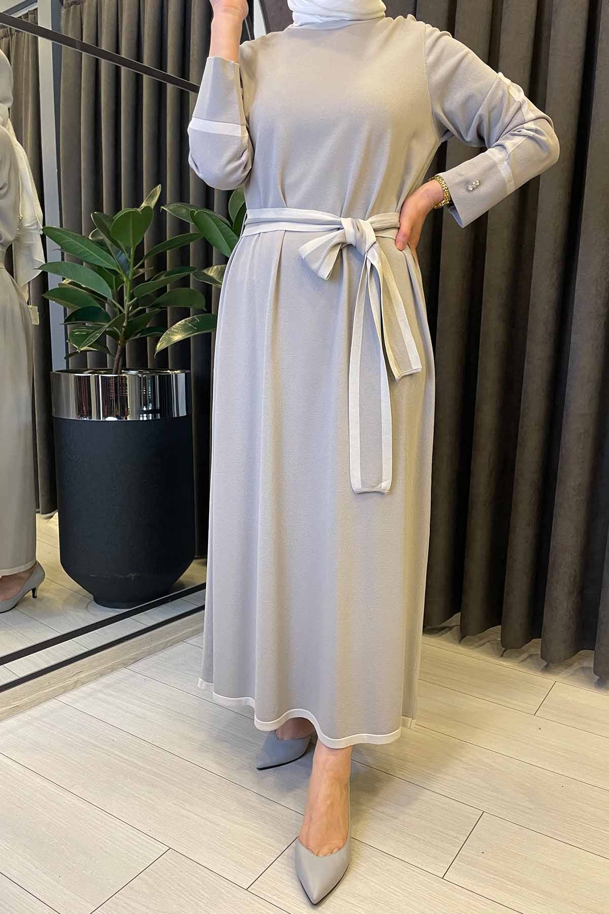 BELİ TRİKO KEMERLİ DÜZ RENK ELBİSE