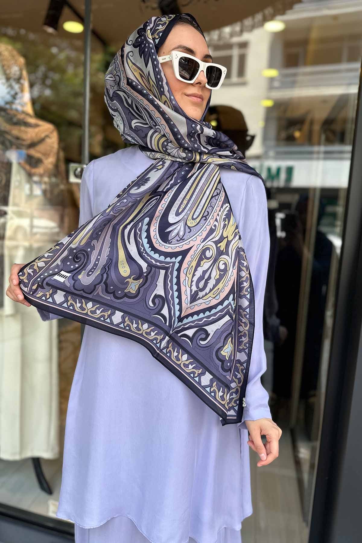 LAVİNİA ŞAL