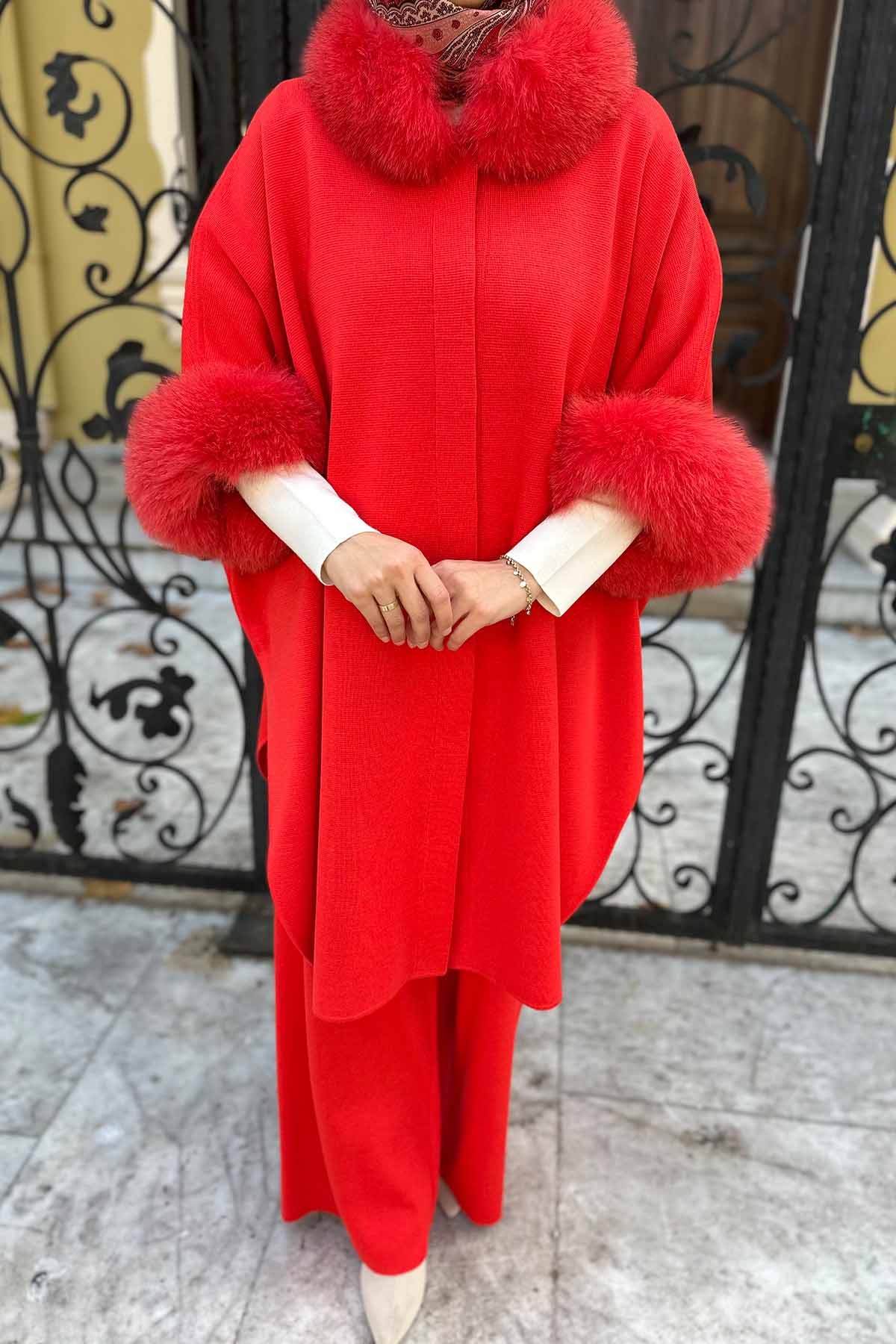 KÜRK DETAYLI TRİKO PANÇO