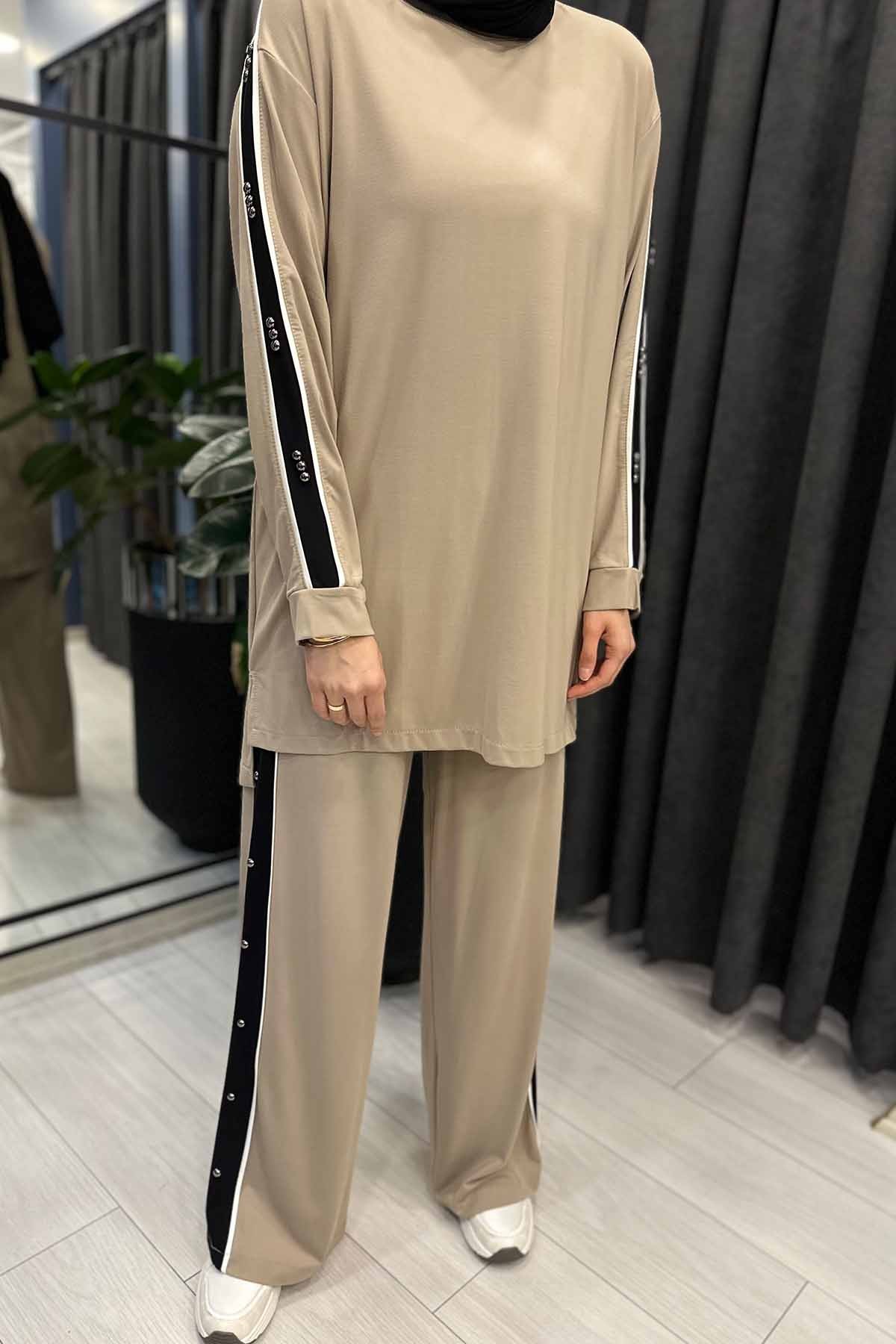 KOLLARI VE PANTOLONUNUN YANLARI GARNİ VE AKSESUAR DETAYLI BAMBU PANTOLONLU TAKIM