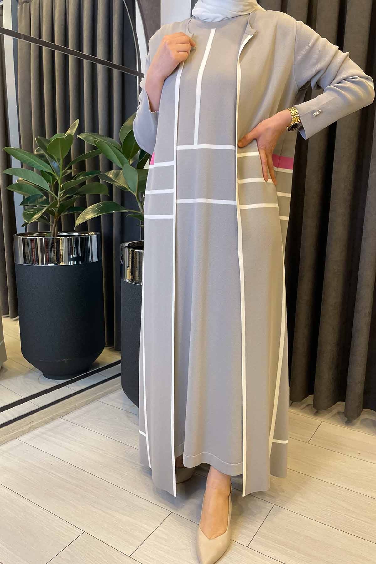 ÇİZGİ DETAYLI KOLSUZ TRİKO ELBİSE