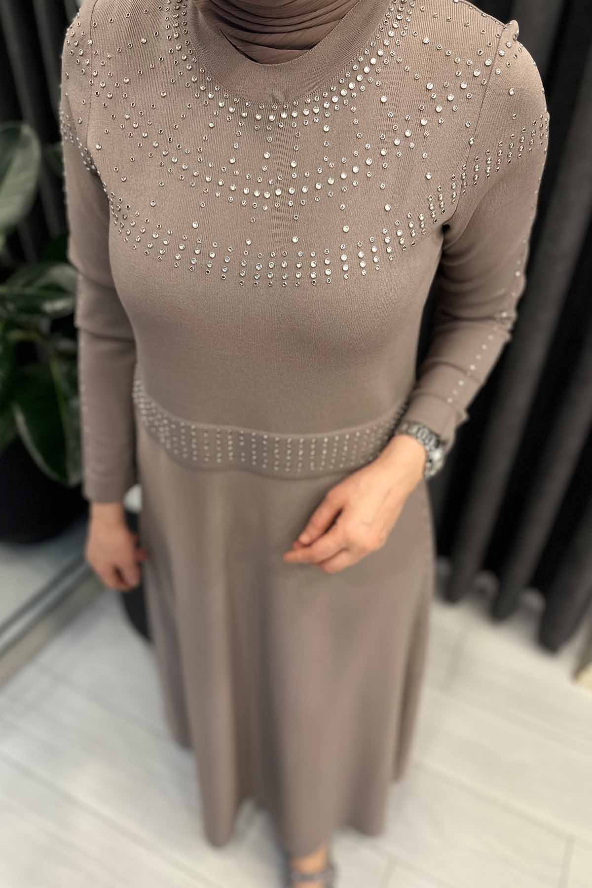 YAKASI TAŞLI ELBİSE