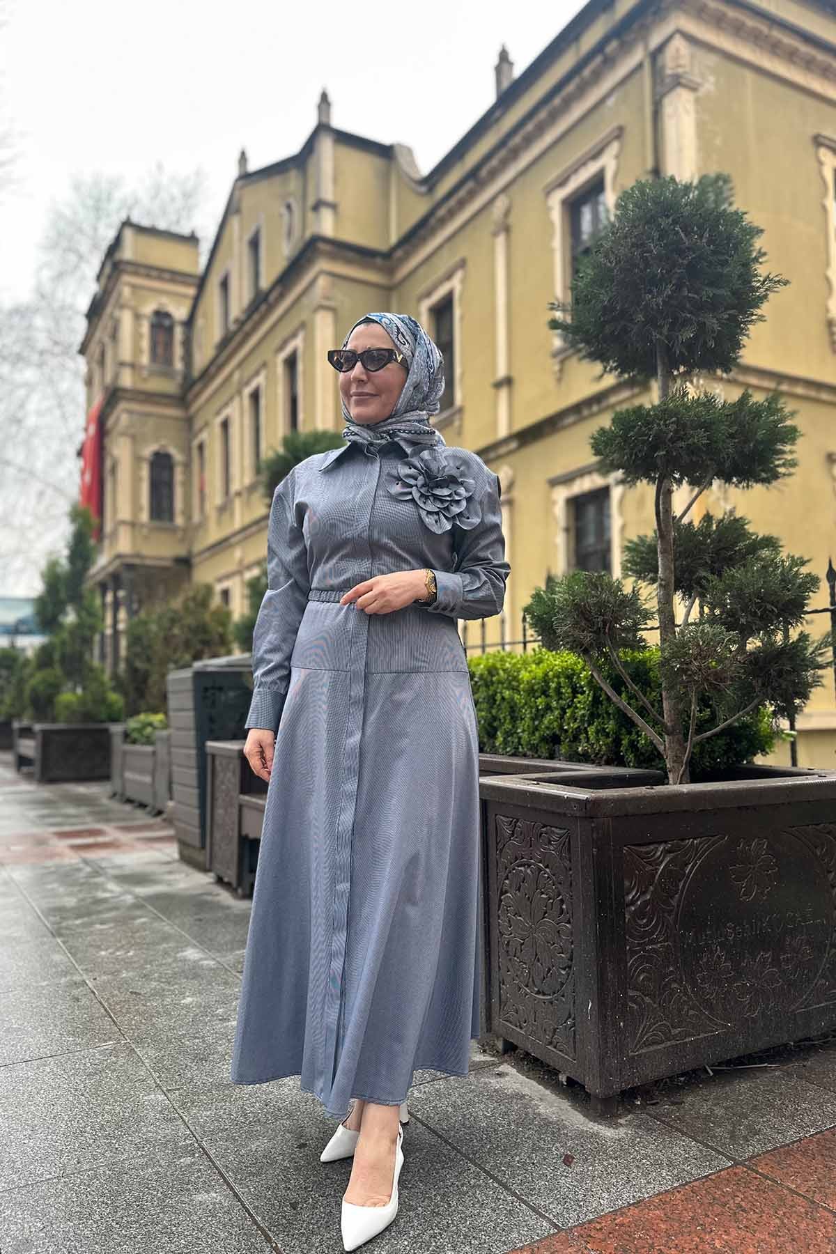 YAKASI GÜLLÜ ÇİZGİLİ ELBİSE