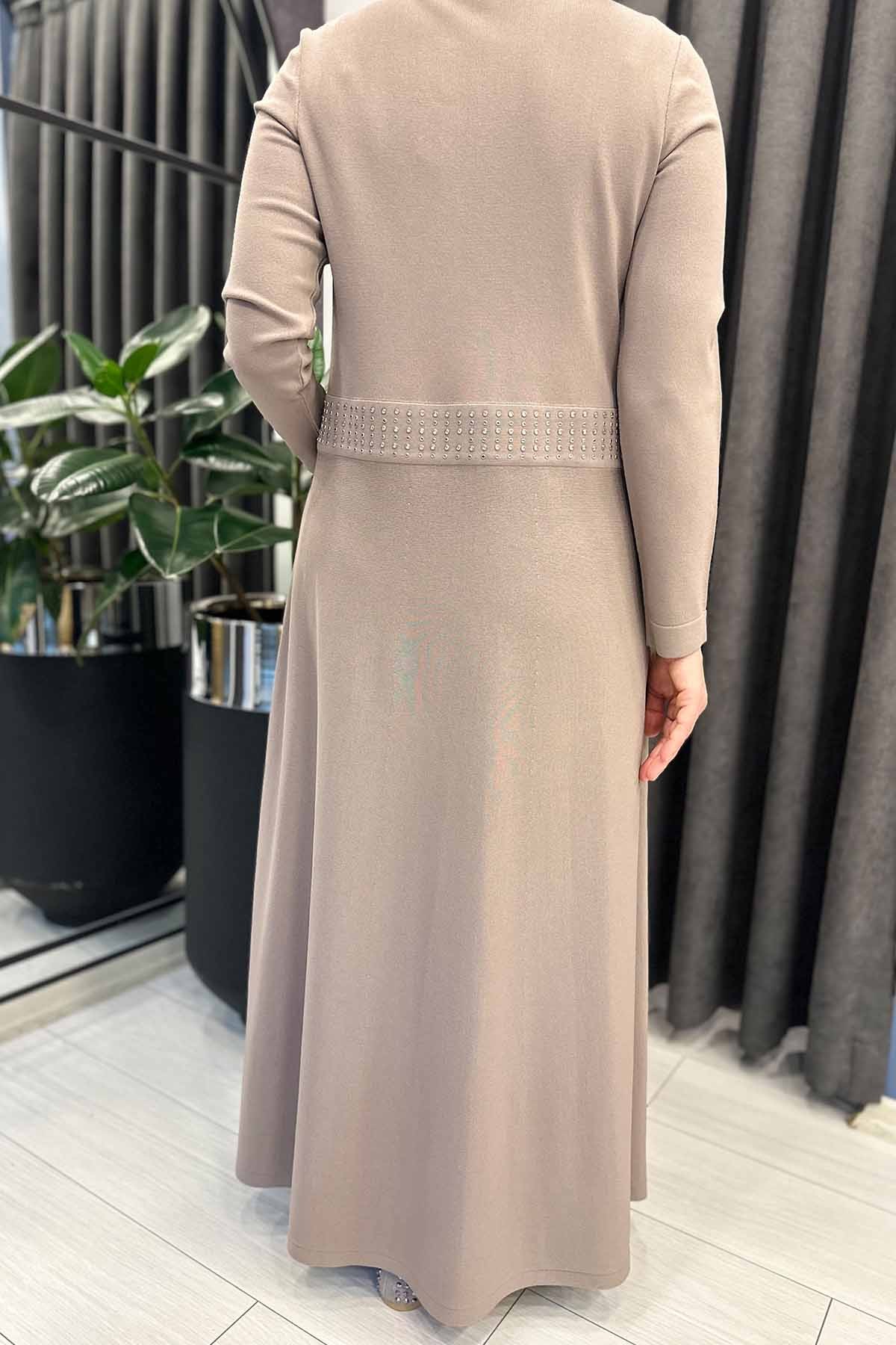 YAKASI TAŞLI ELBİSE