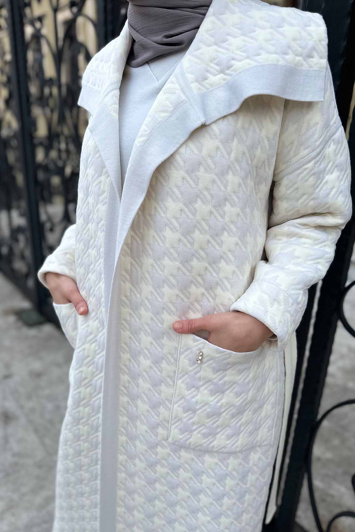 KAZ AYAĞI DESENLİ KAPİTONE HIRKA