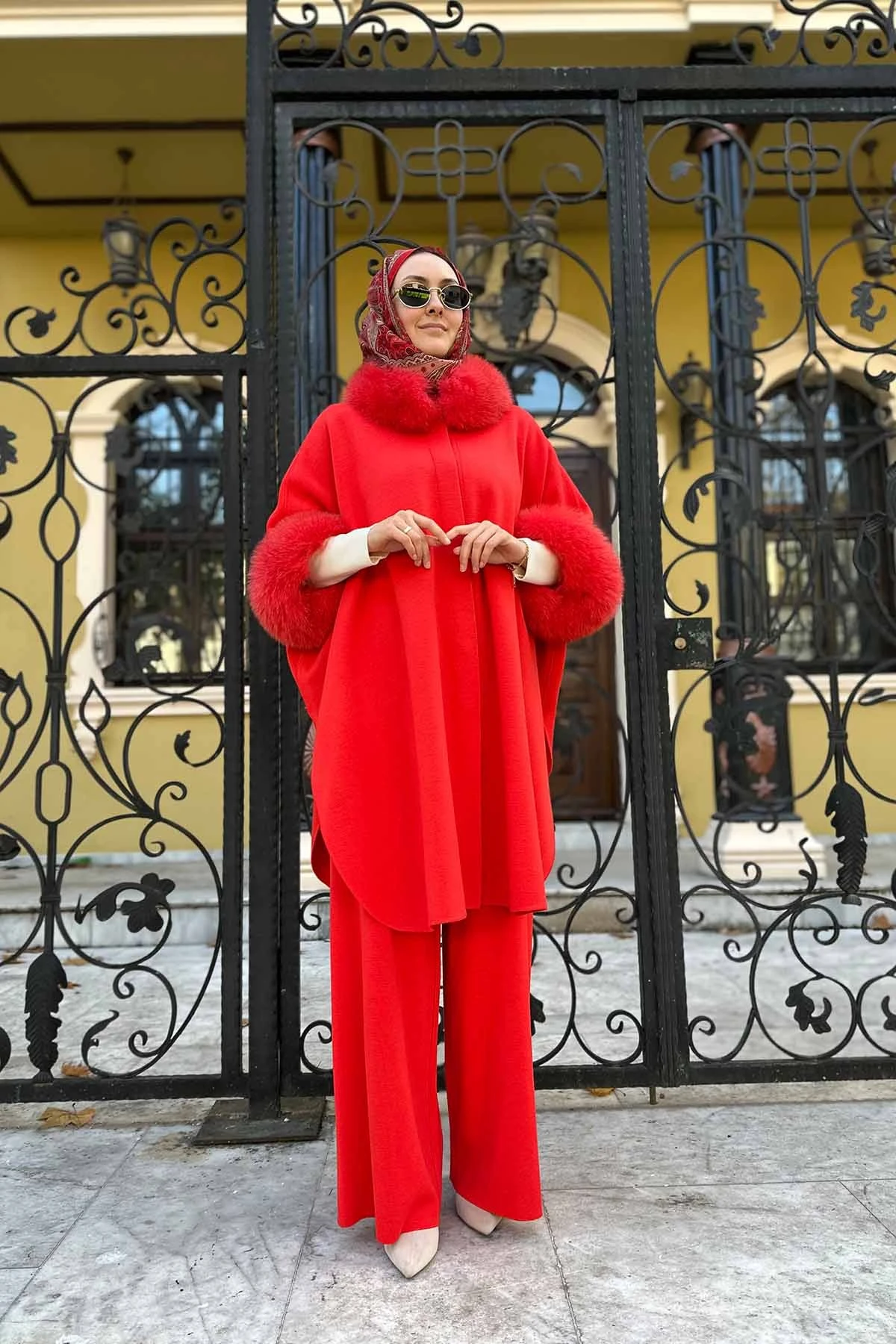 KÜRK DETAYLI TRİKO PANÇO - RED