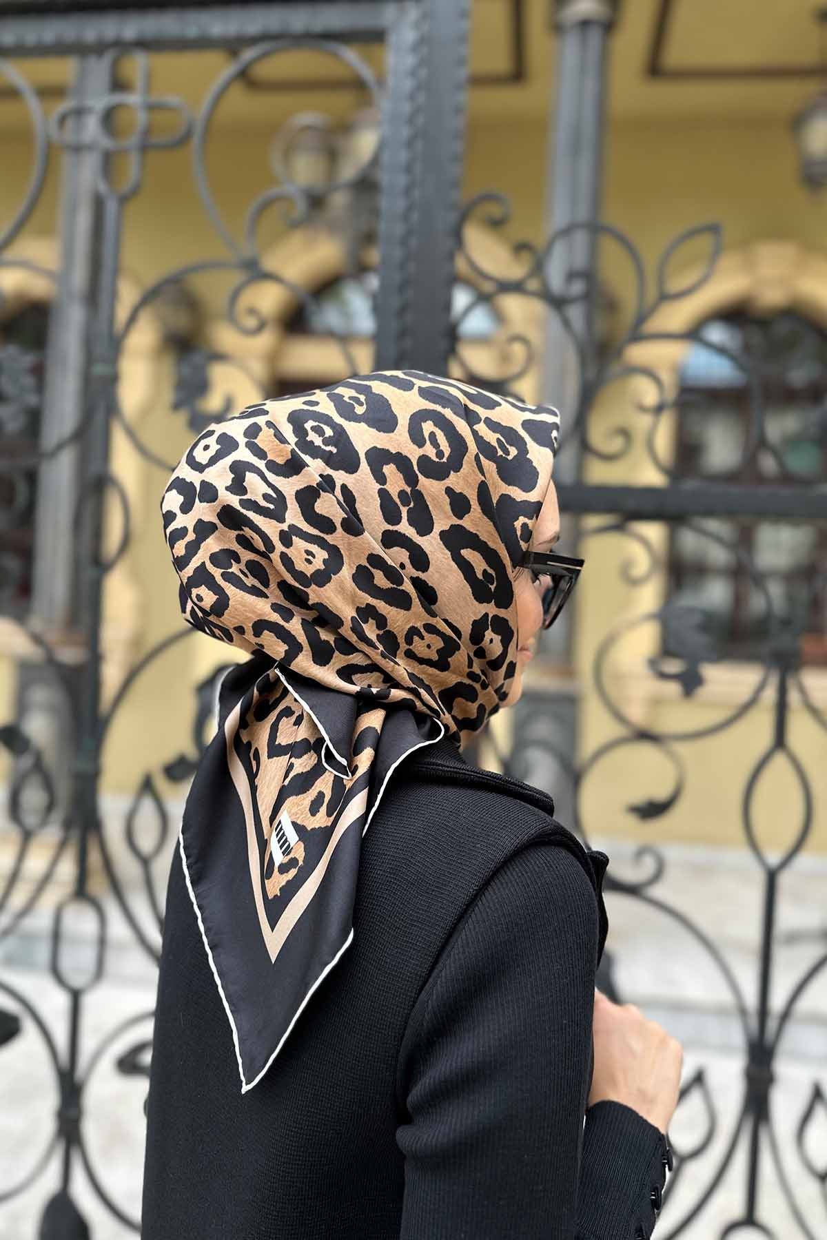 LEOPARD SCARF