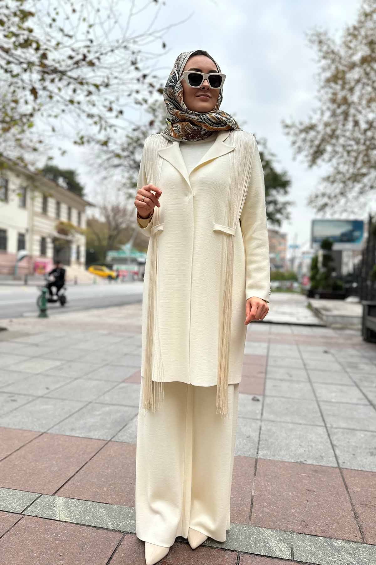 ÖNÜ PÜSKÜLLÜ TRİKO CEKET