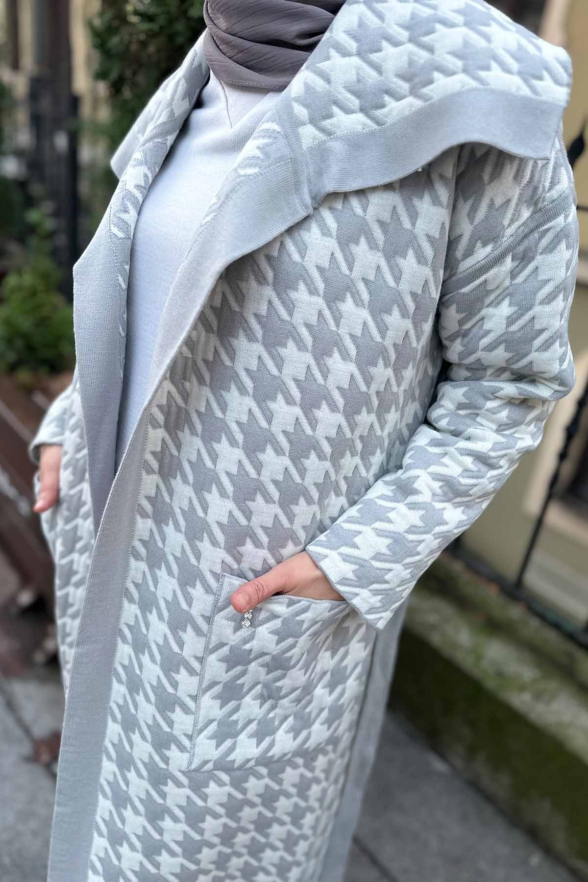 KAZ AYAĞI DESENLİ KAPİTONE HIRKA