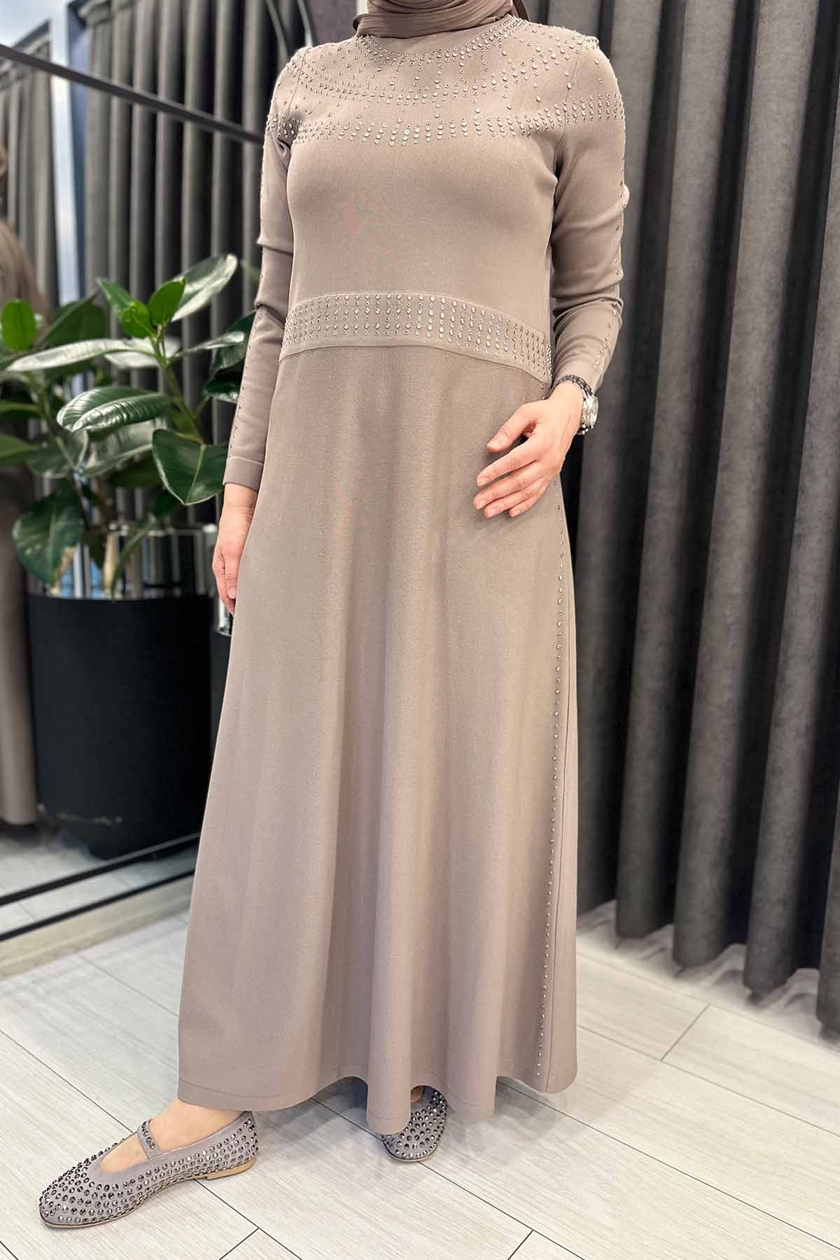 YAKASI TAŞLI ELBİSE
