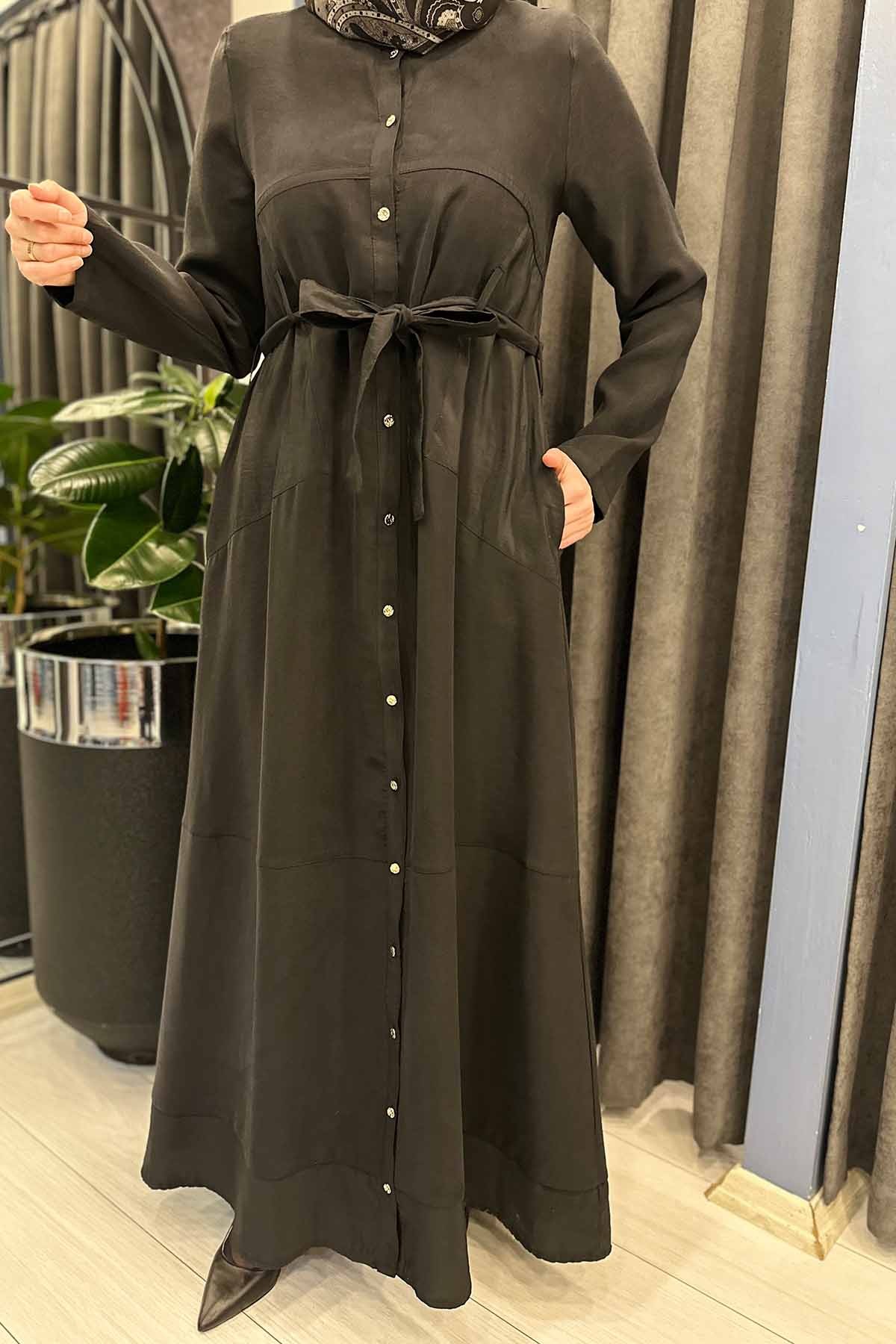 ÜÇGEN KUPLU ÖNDEN DÜĞMELİ BELİ KUŞAK KEMER DETAYLI PASION ELBİSE