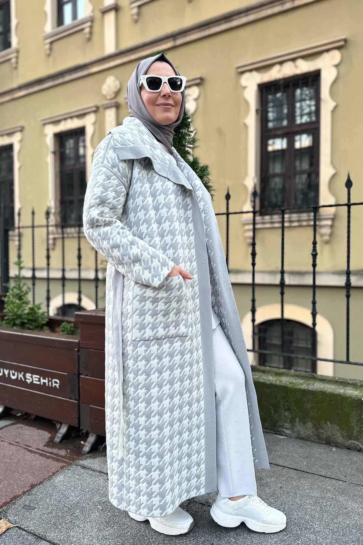 KAZ AYAĞI DESENLİ KAPİTONE HIRKA