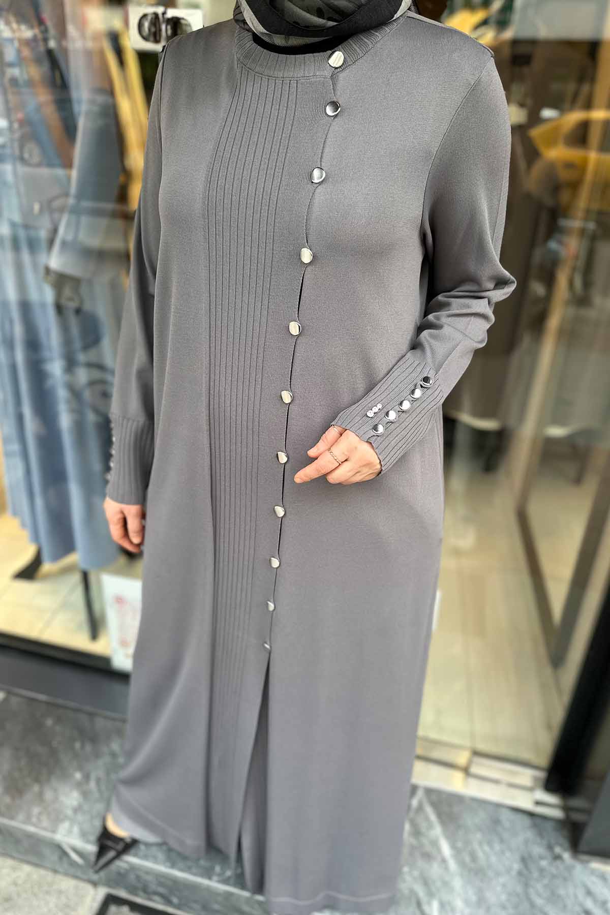 YUVARLAK YAKA DÜĞMELİ UZUN HIRKA