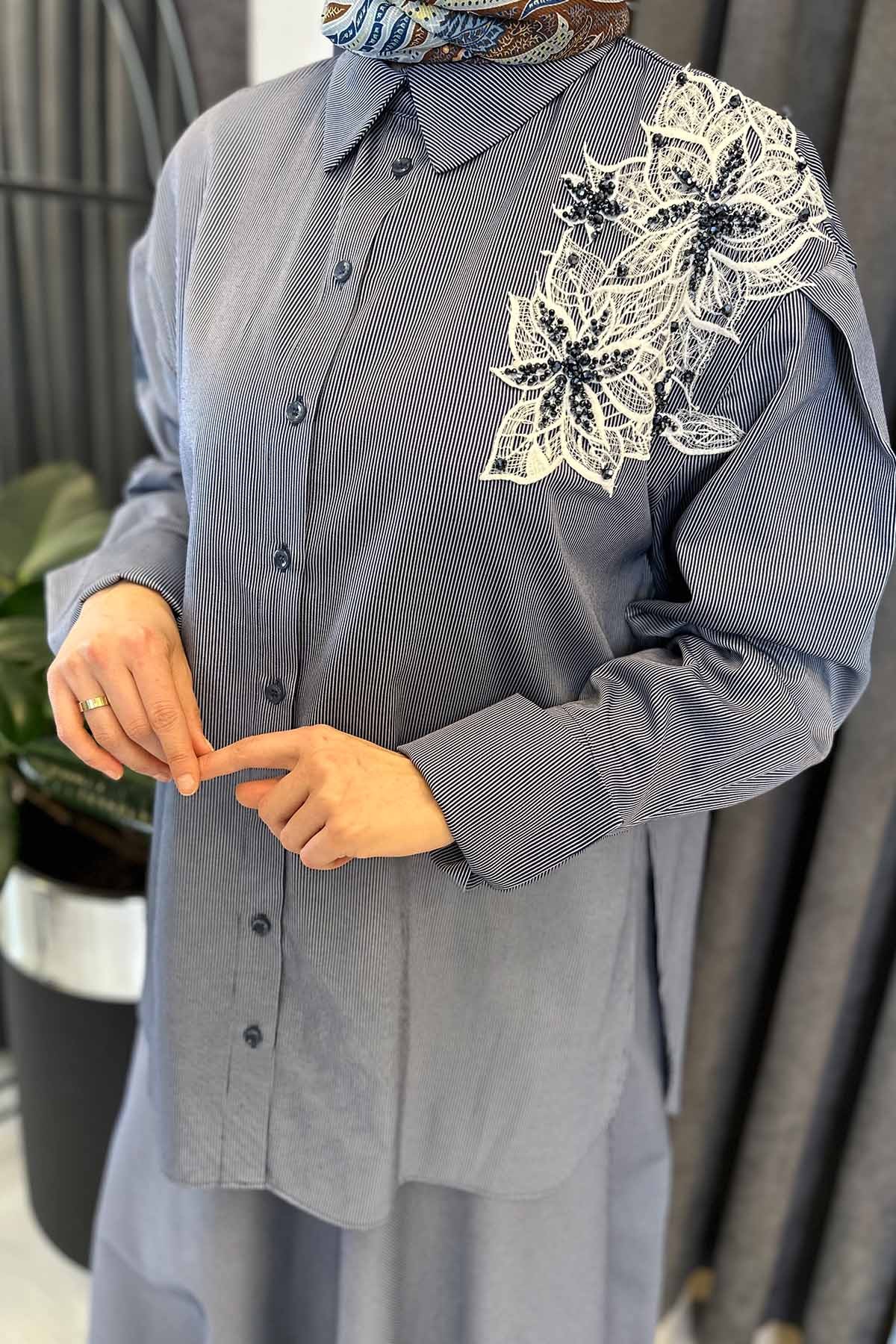 OMUZU ÇİÇEK İŞLEMELİ GÖMLEK