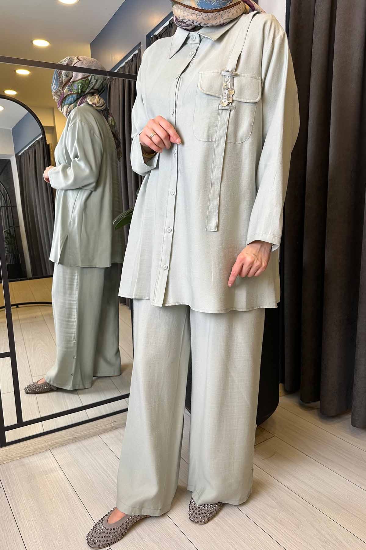 TUNİĞİNİN VE PANTOLONUNUN ÖNÜ SEDEF AKSESUARLI PANTOLONLU PASION TAKIM