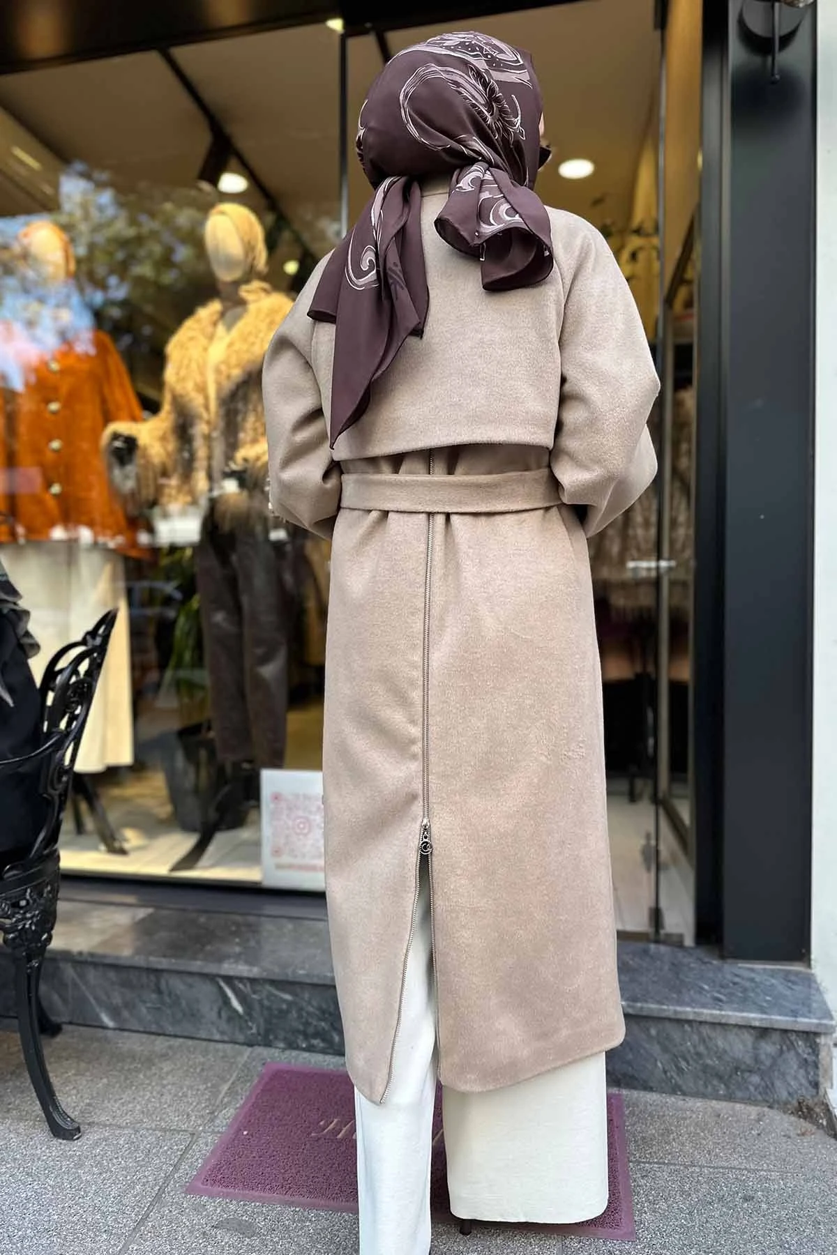 ARKASI FERMUAR DETAYLI KAŞE KABAN