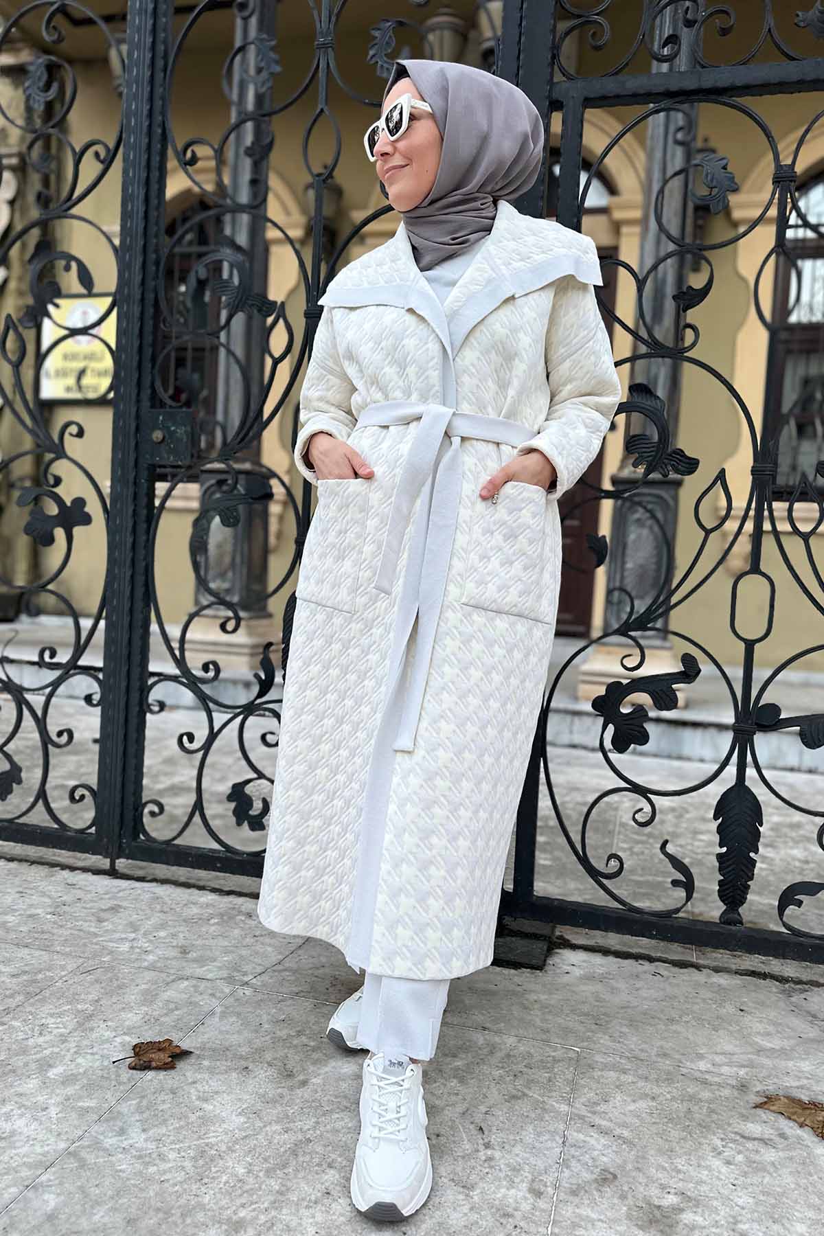 KAZ AYAĞI DESENLİ KAPİTONE HIRKA