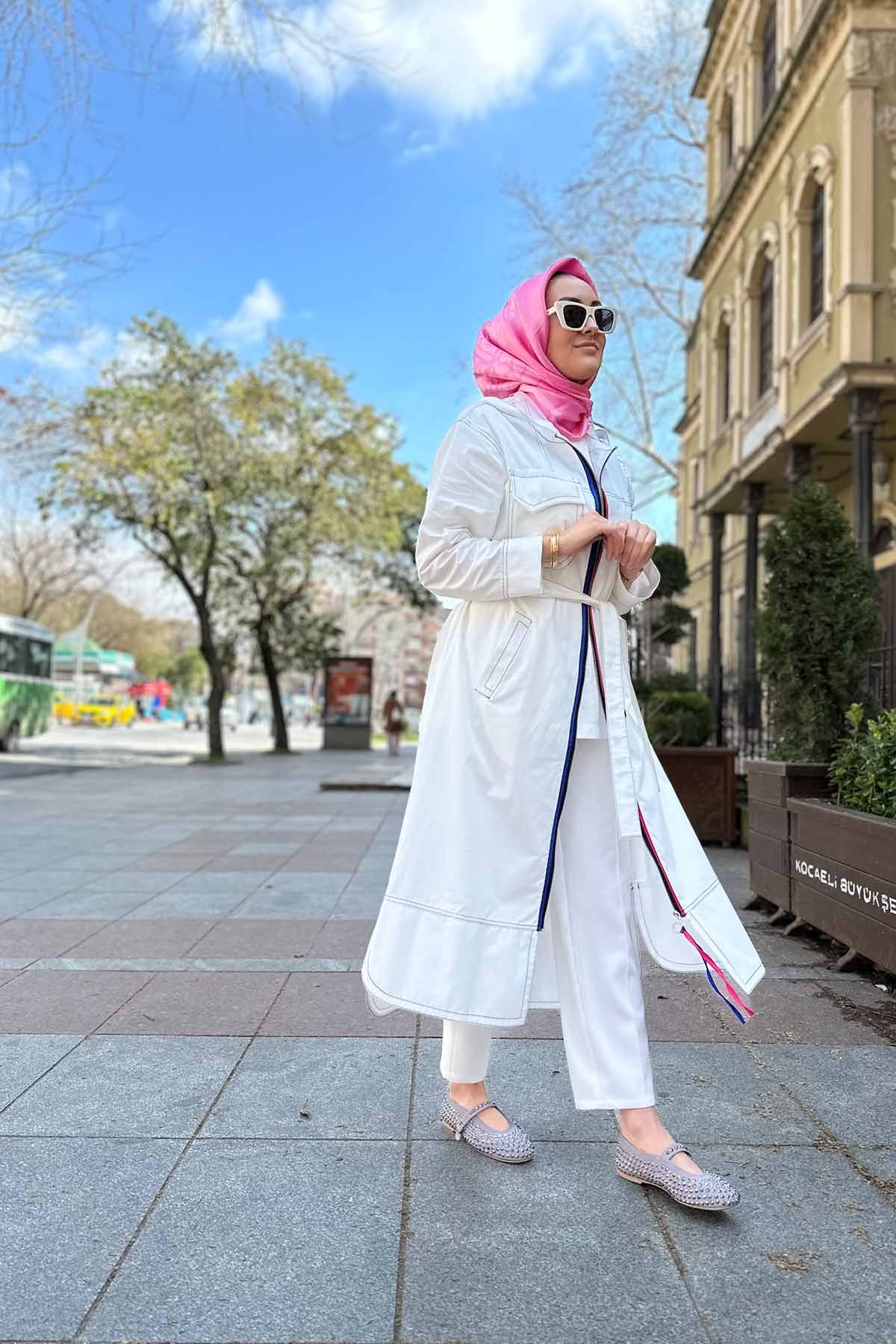 ÖNÜ RENKLİ FERMUARLI ORGANZE KAPÜŞONLU TRENÇ KAP