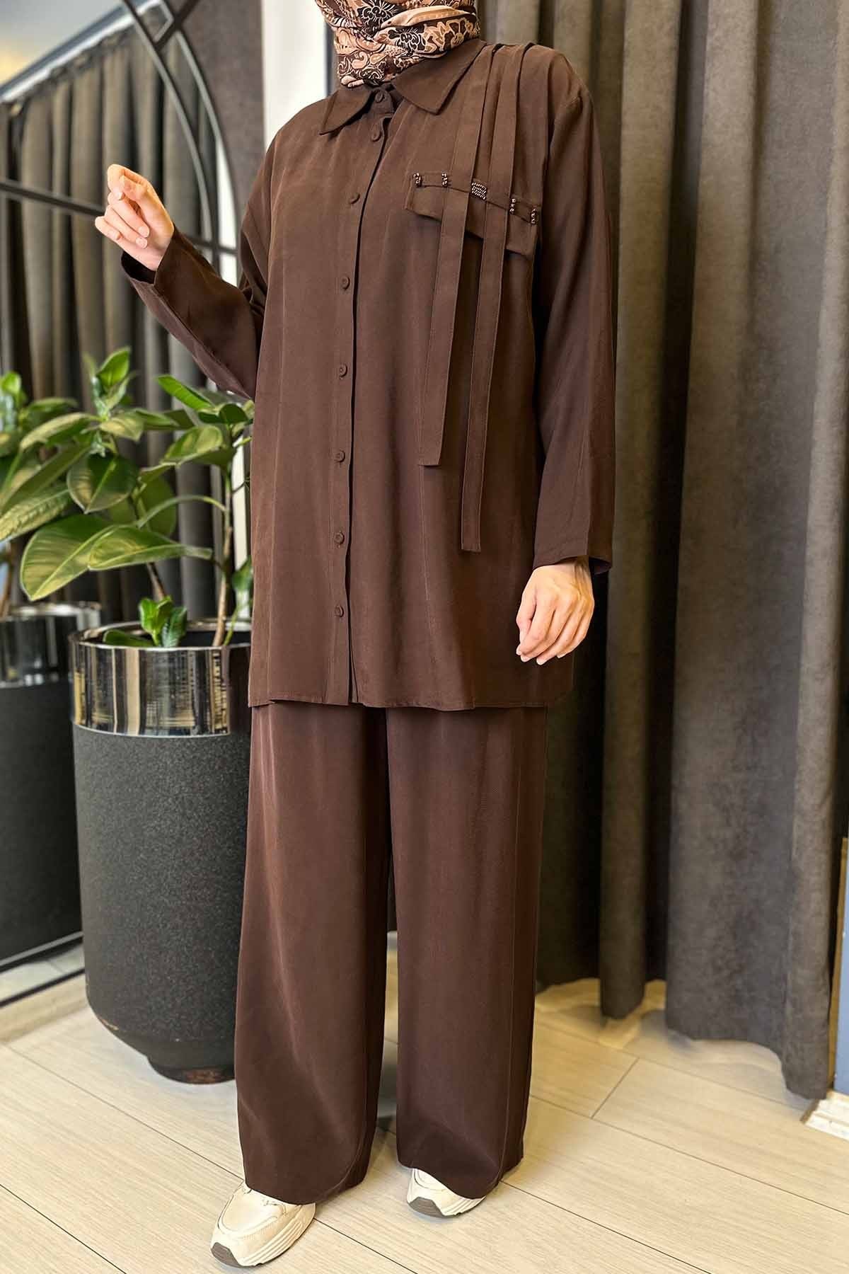 TUNİĞİ ÖNDEN DÜĞMELİ VE BONCUK İŞLEMELİ PANTOLONLU TAKIM
