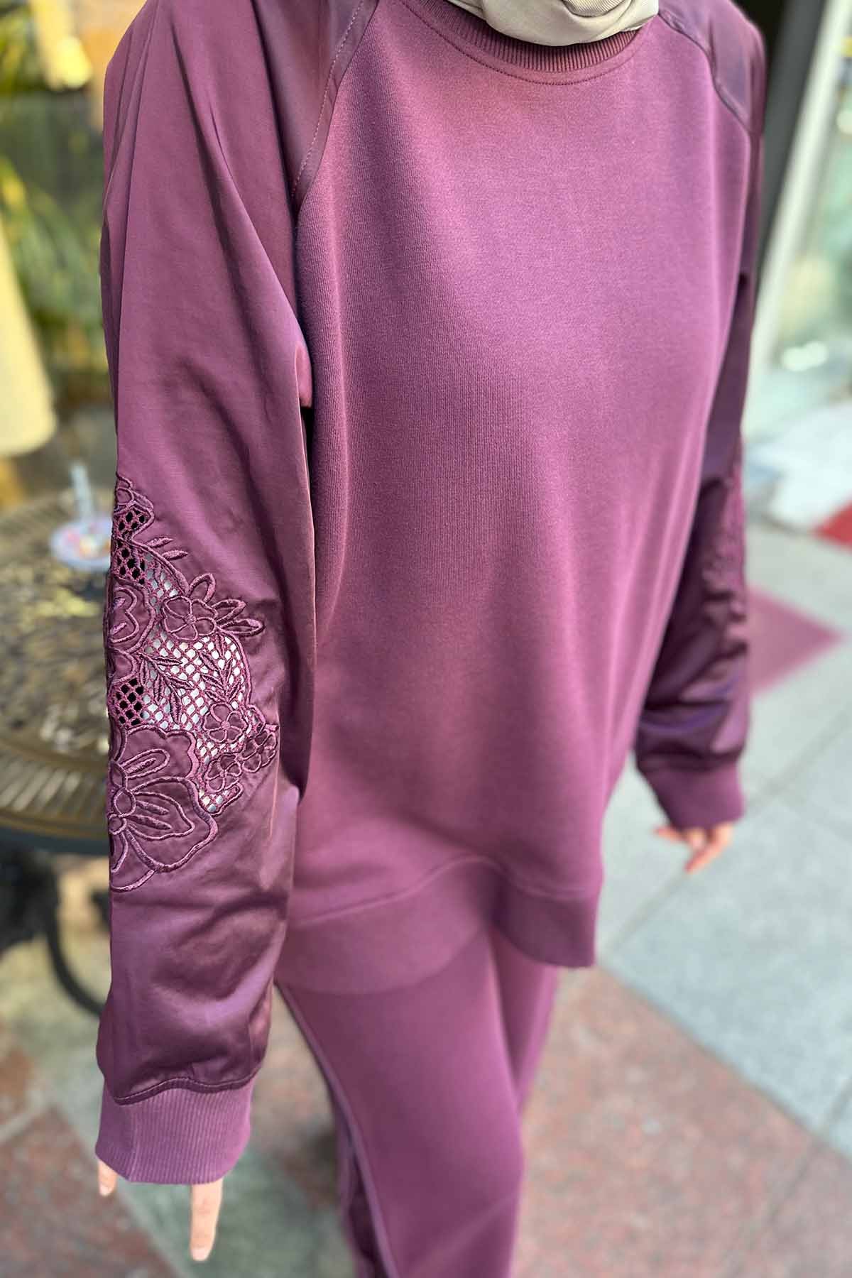 KOLU NAKIŞ DETAYLI SWEATSHİRT