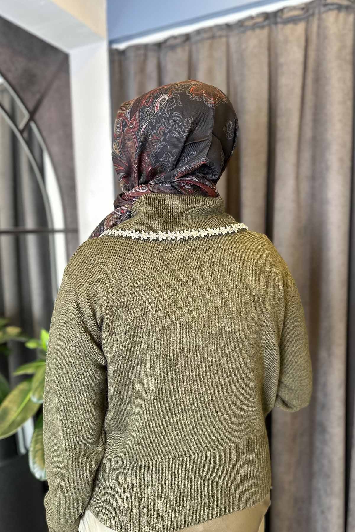 TAŞLI YAKALI TRİKO KAZAK