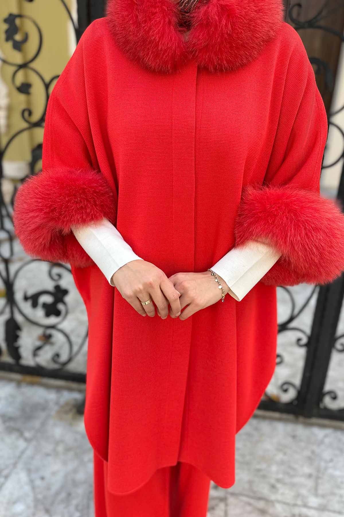 KÜRK DETAYLI TRİKO PANÇO