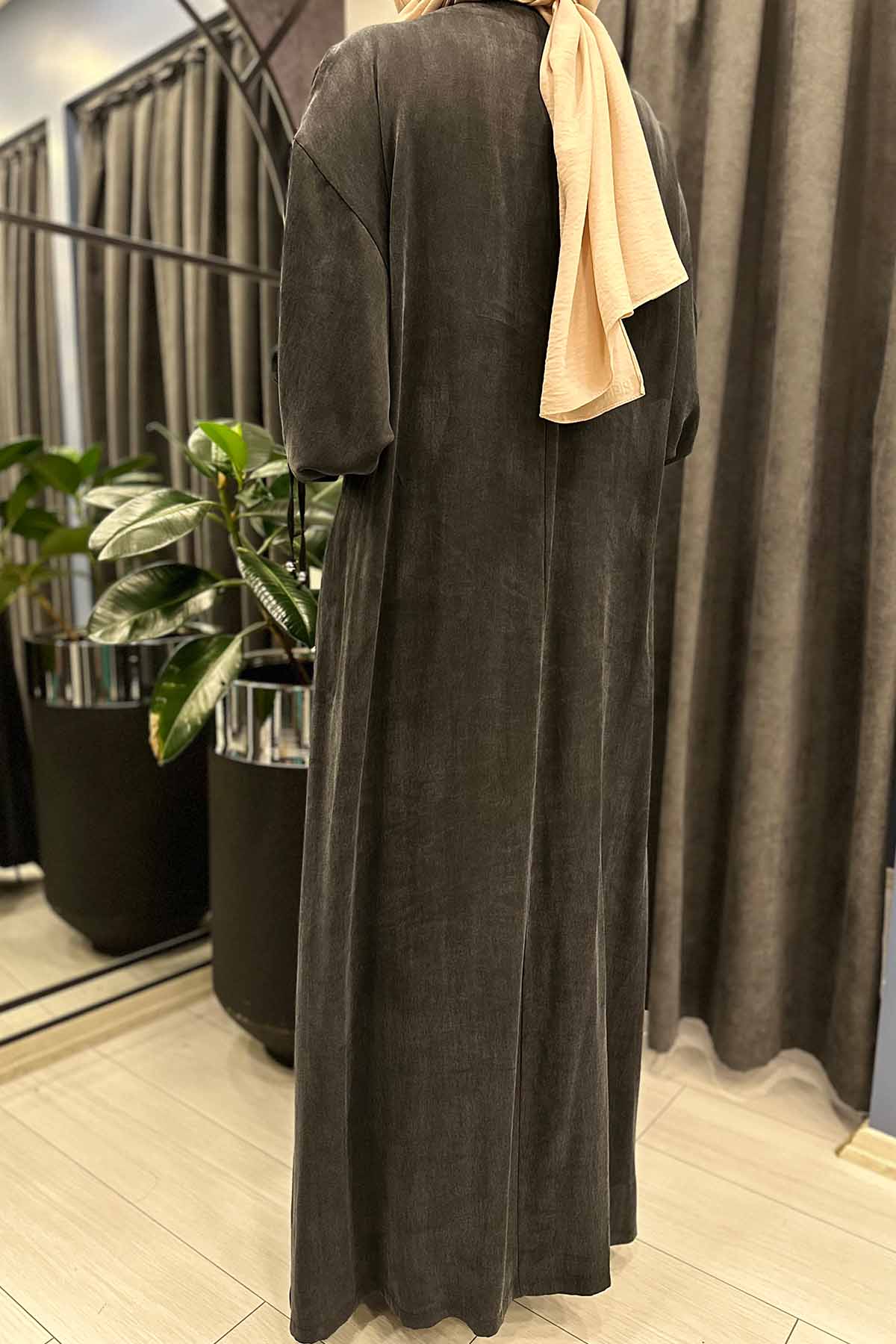 KOLLARI BÜZGÜ DETAYLI ÖNDEN 6 DÜĞMELİ İPEK KUPRA ELBİSE