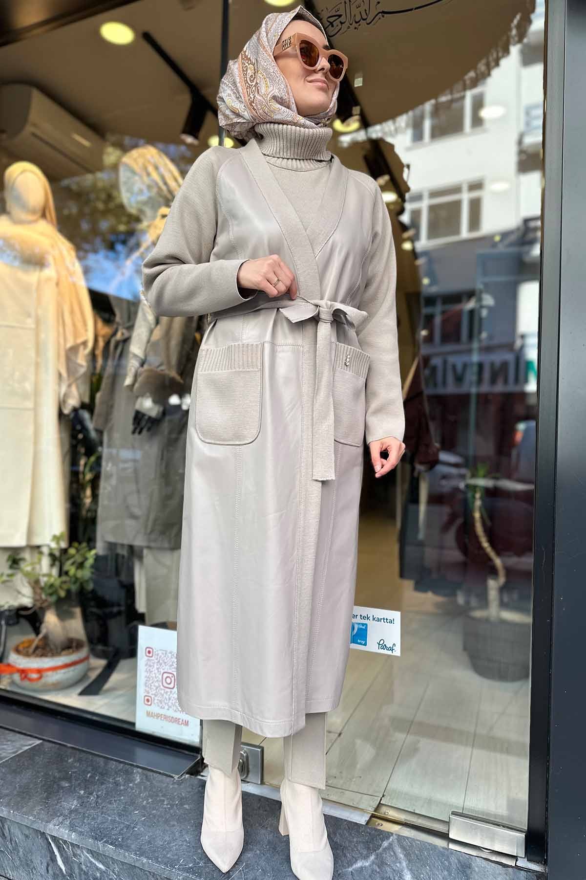 ÖNÜ DERİ KUŞAKLI UZUN CEKET