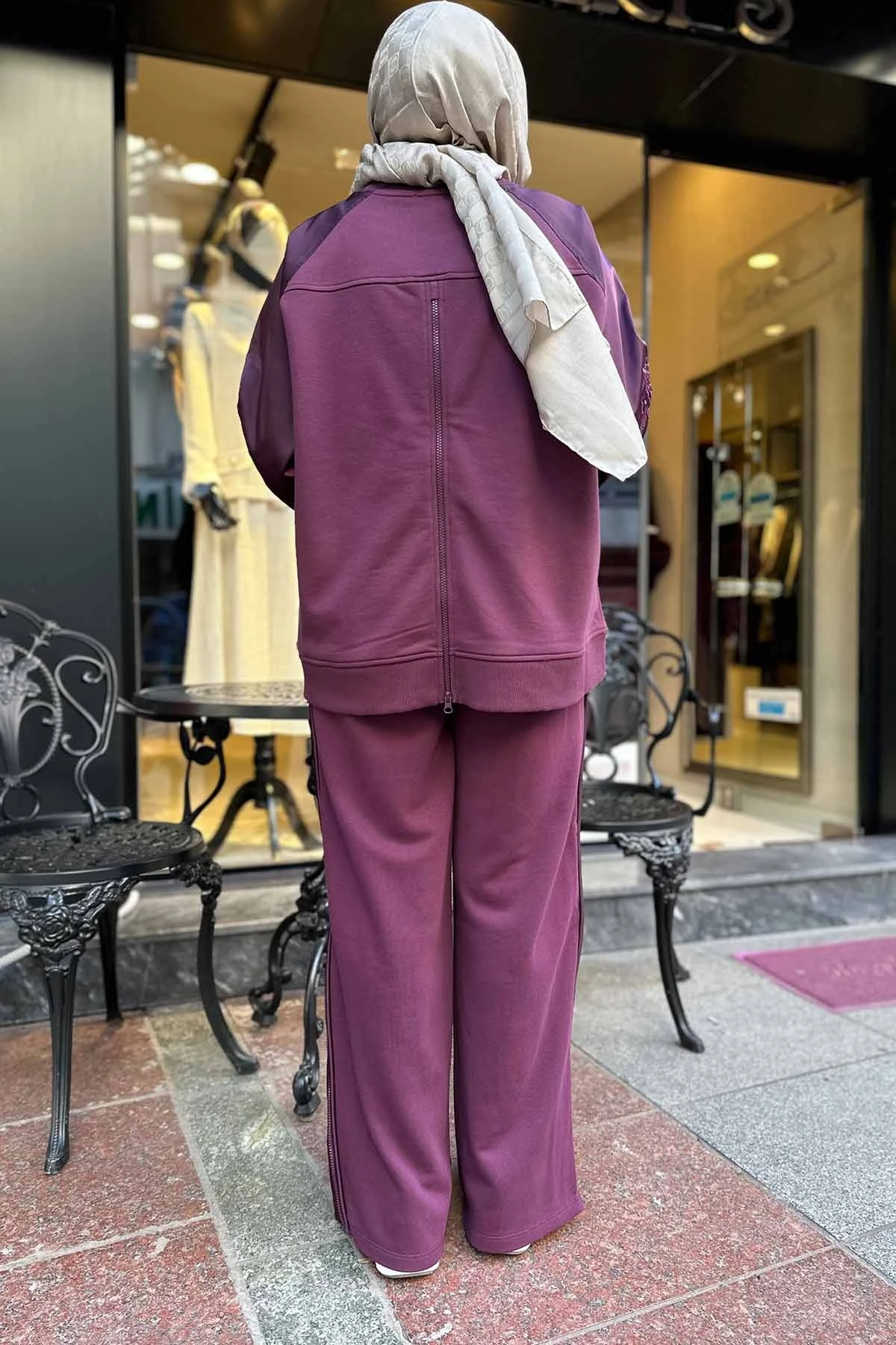 KOLU NAKIŞ DETAYLI SWEATSHİRT