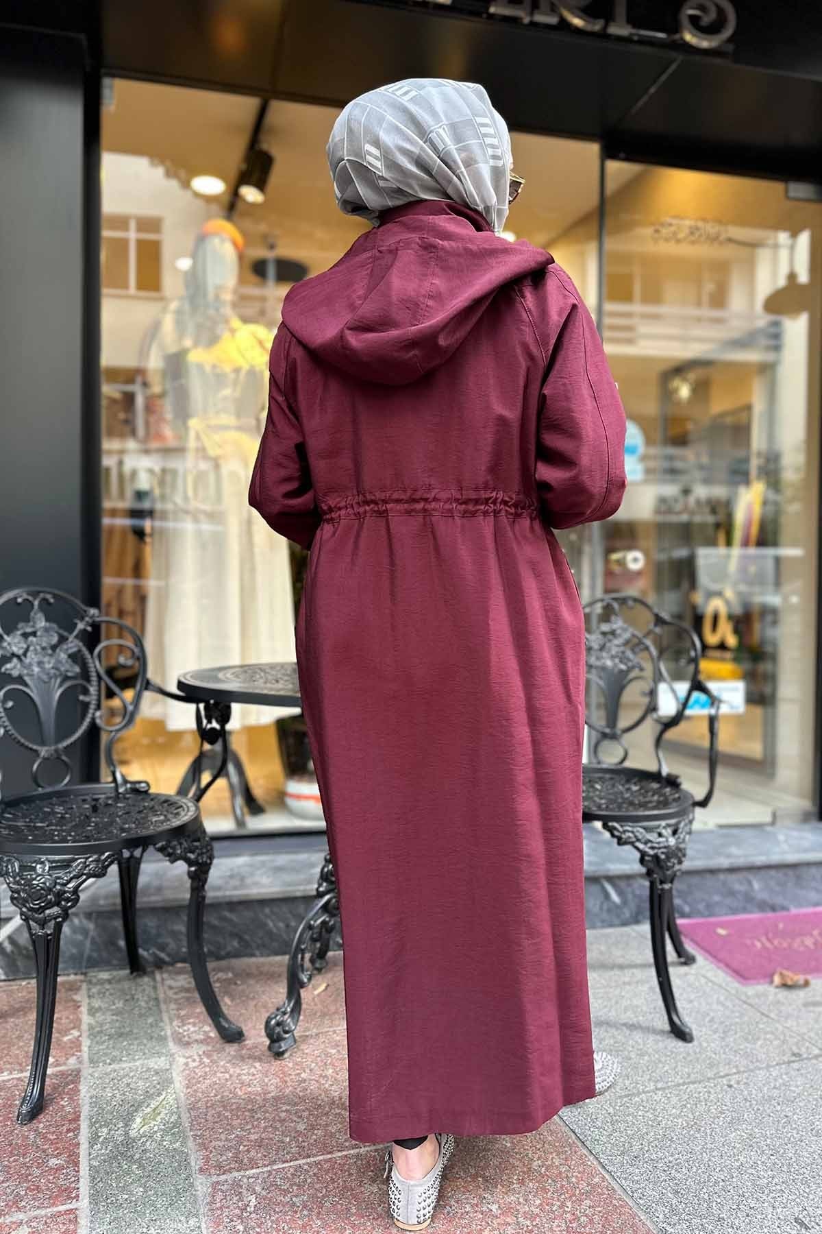 YANLARI ALLERLİ KAPÜŞONLU TRENÇKOT