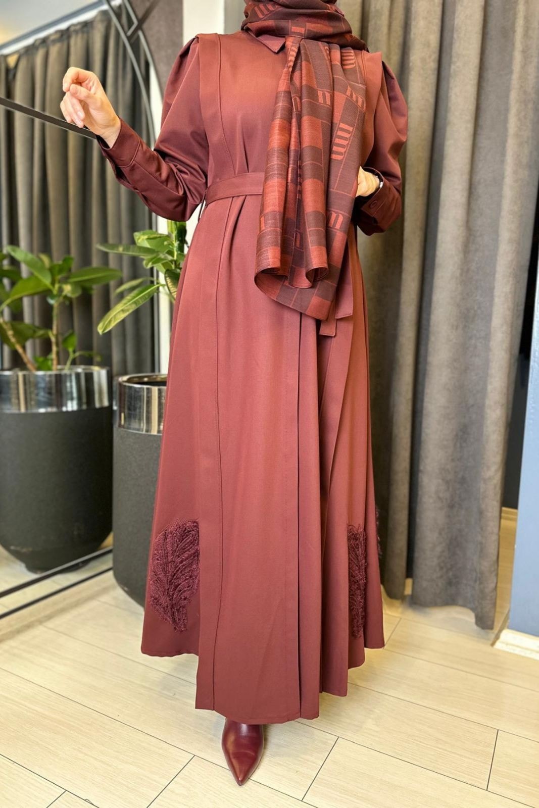 NAKIŞ DETAYLI ELBİSE - Bordo
